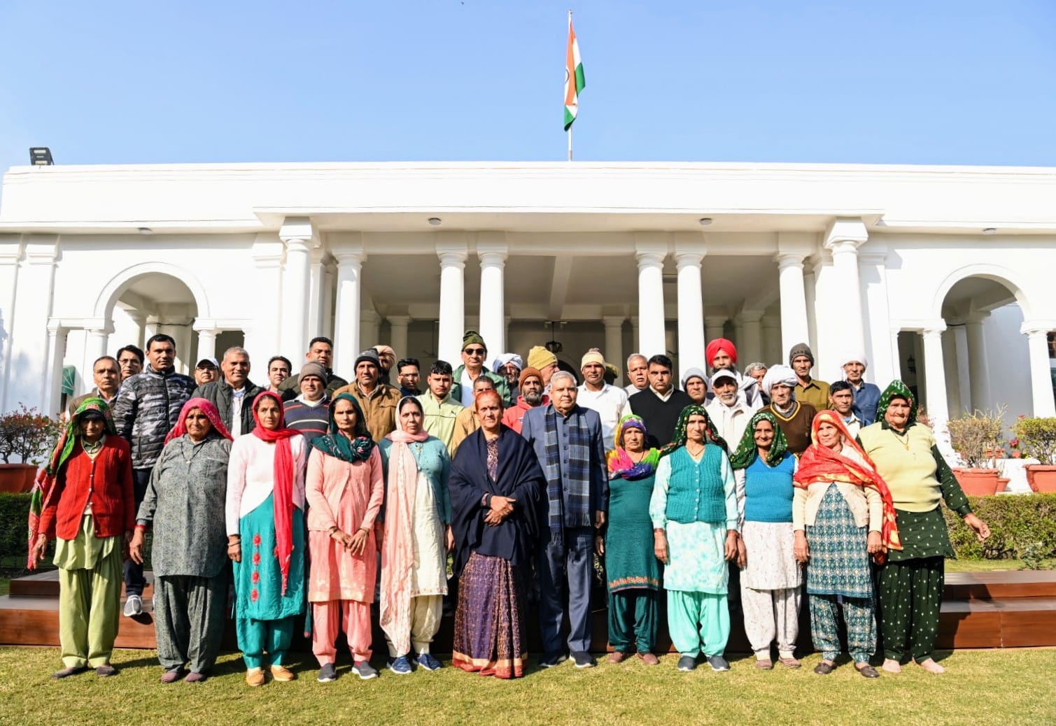 12 जनवरी 2024 को उपराष्ट्रपति निवास, नई दिल्ली में आईसीएआर-केंद्रीय अनुसंधान संस्थान, हरियाणा से आए किसानों का प्रतिनिधिमंडल उपराष्ट्रपति श्री जगदीप धनखड़ से मिला । 