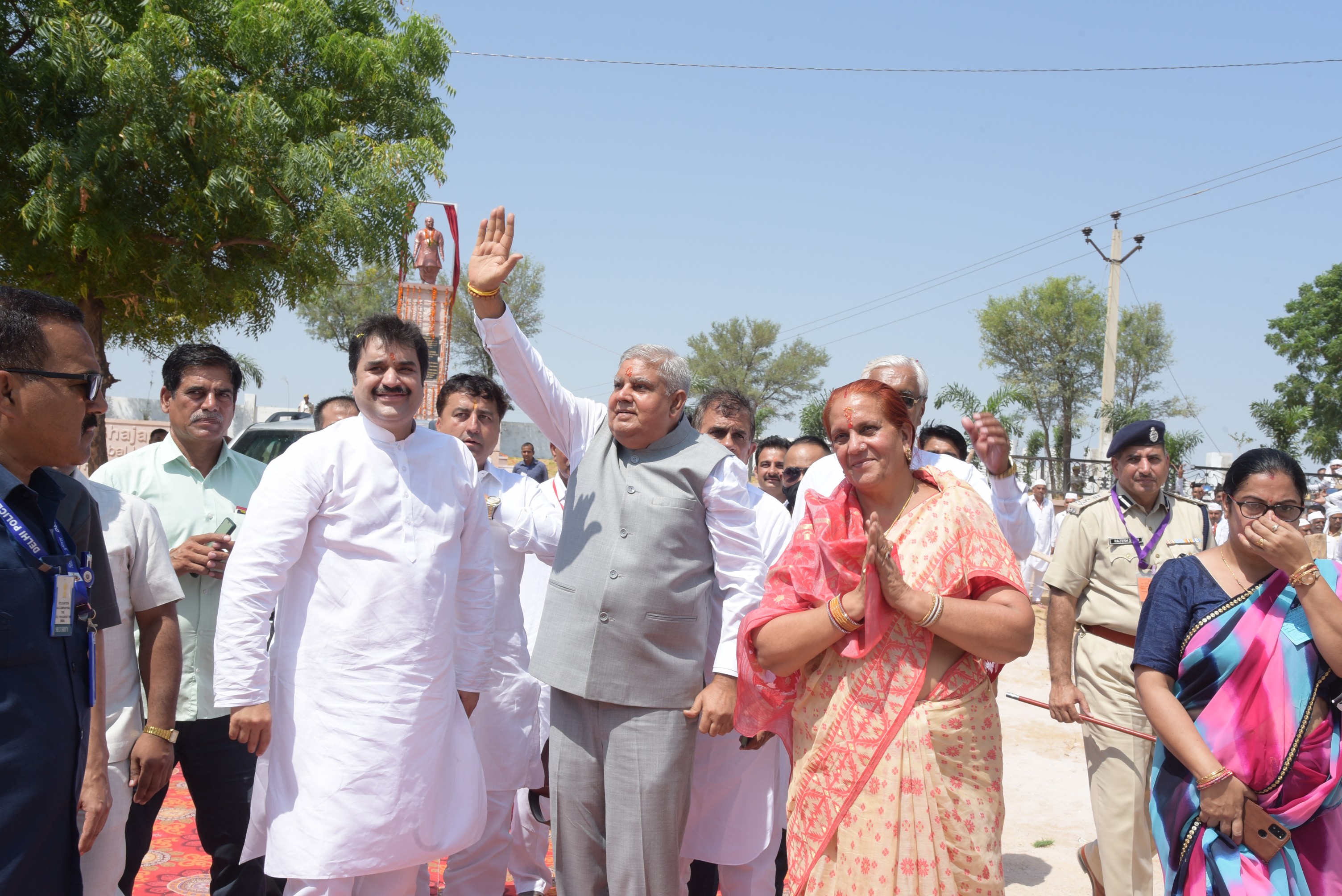 The Vice President, Shri Jagdeep Dhankhar during the unveiling of the statue of former Haryana Chief Minister, Shri Bhajanlal at Mukam, Bikaner on September 25, 2022. 
