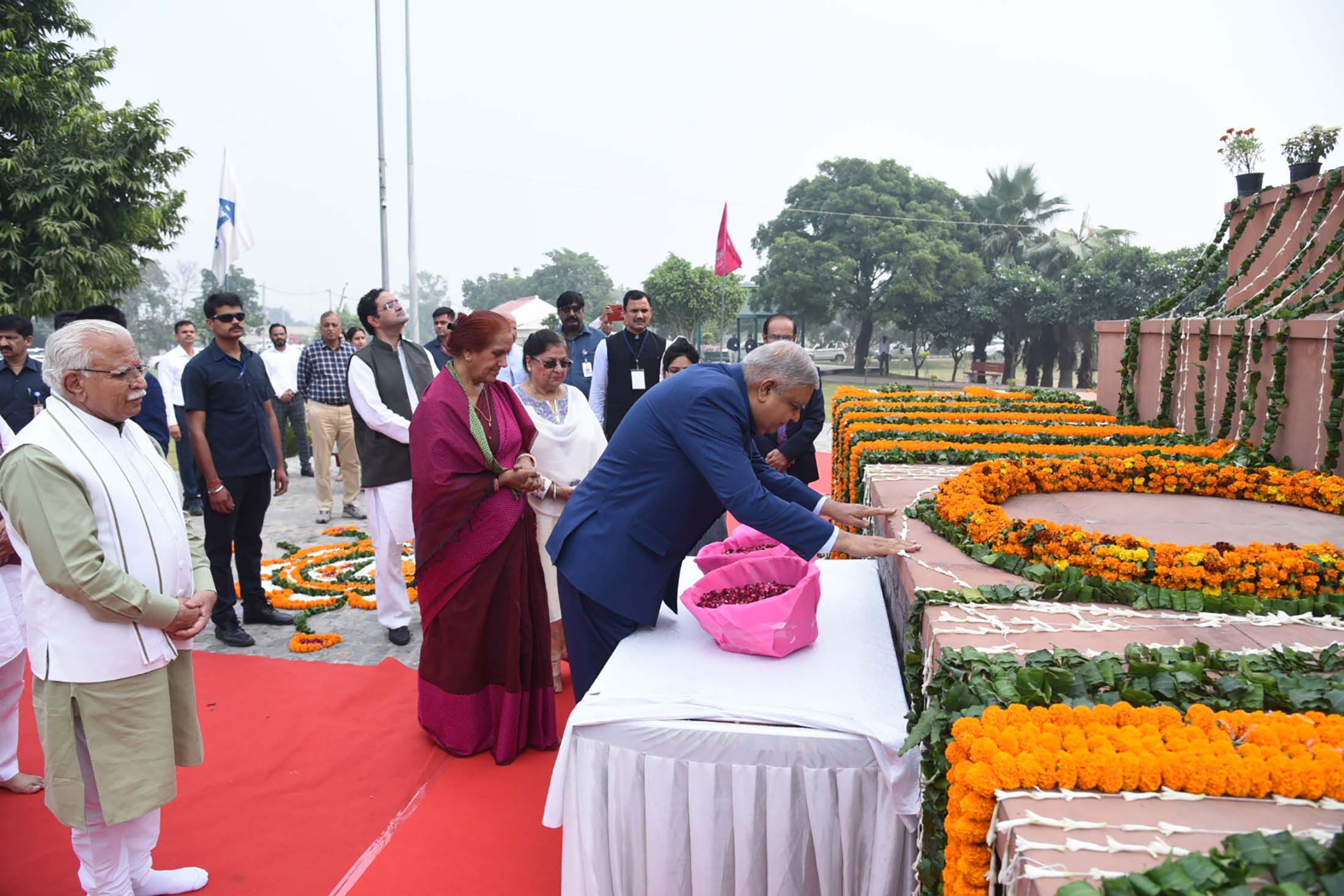 The Vice President, Shri Jagdeep Dhankhar and Dr Sudesh Dhankhar paying floral tribute to Sir Chotu Ram Smarark at Garhi Sampla in Rohtak on November 8, 2022.