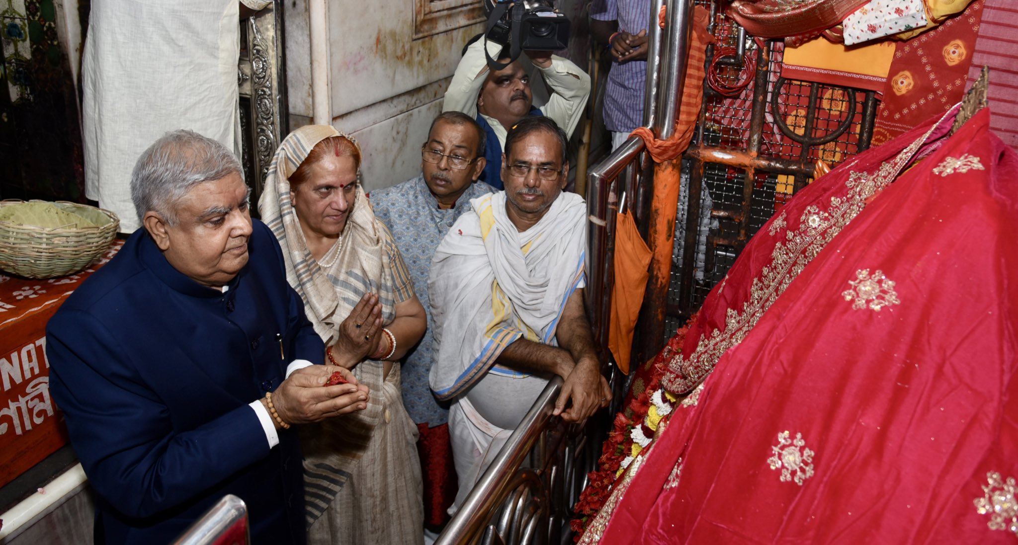 The Vice President, Shri Jagdeep Dhankhar along with his spouse, Dr Sudesh Dhankhar offering prayers at the Kalighat Kali Temple in Kolkata on 29 November 2022