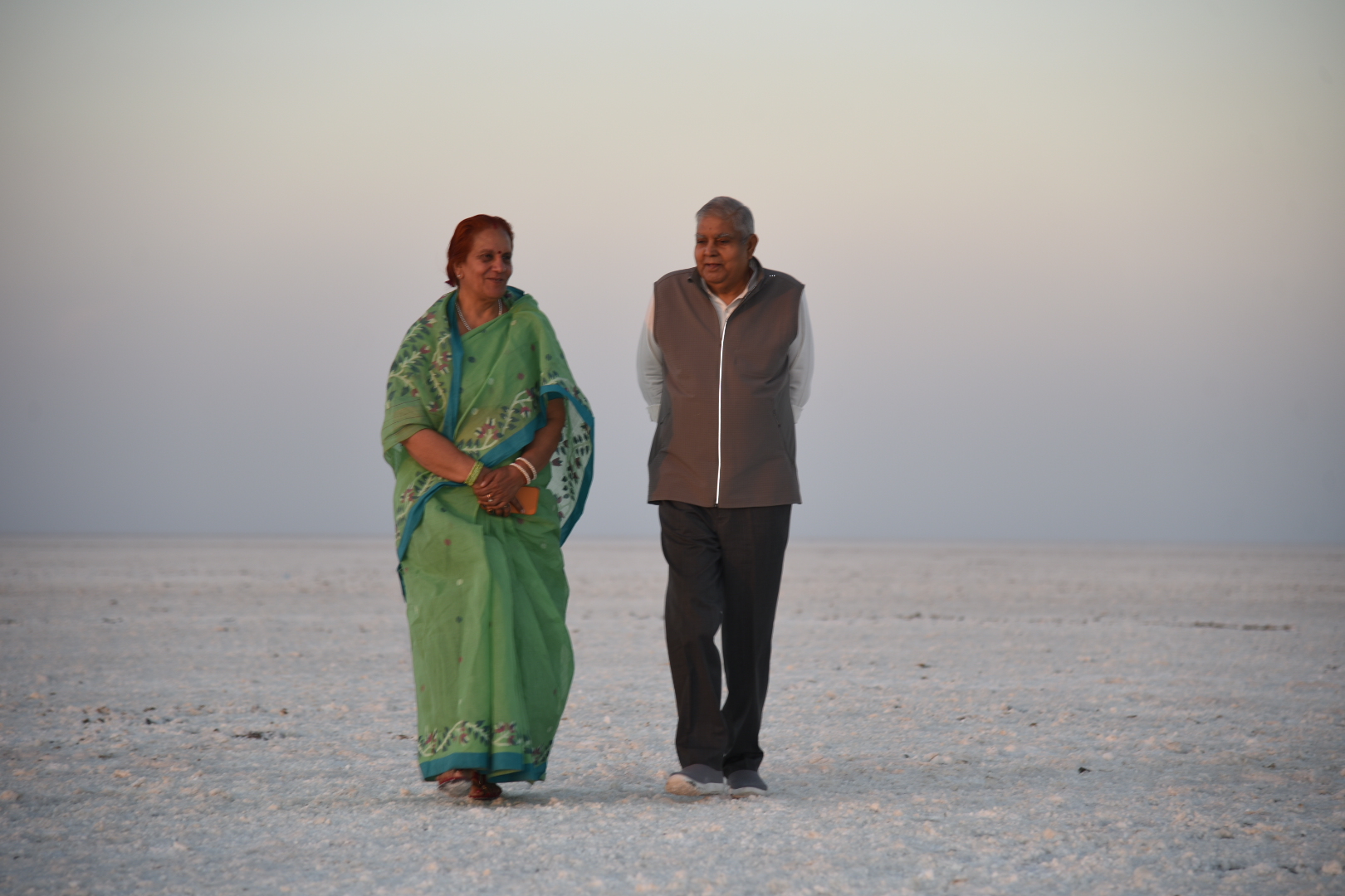 18 फरवरी, 2023 को उपराष्ट्रपति श्री जगदीप धनखड़ और डॉ. सुदेश धनखड़ रण उत्सव की अपनी यात्रा के दौरान कच्छ के रण में सूर्यास्त की छटाओं को निहारा ।