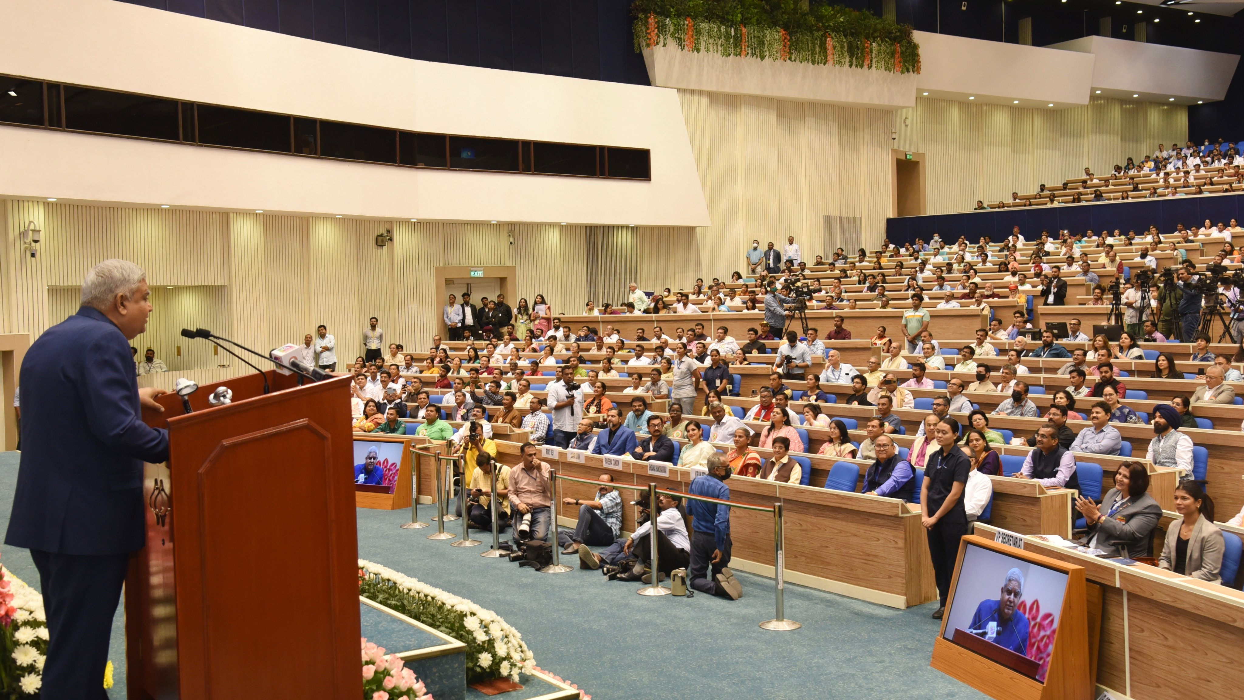 26 अप्रैल 2023 को विज्ञान भवन, नई दिल्ली में मन की बात@100 सम्मेलन के दौरान सभा को संबोधित करते हुए उपराष्ट्रपति श्री जगदीप धनखड़ ।