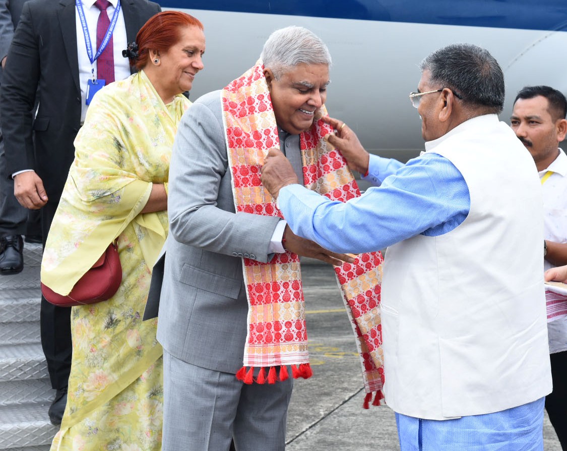 The Vice President, Shri Jagdeep Dhankhar and Dr Sudesh Dhankhar being welcomed by the Governor of Assam, Shri Gulab Chand Kataria and Chief Minister of Assam, Dr. Himanta Biswa Sarma in Dibrugarh, Assam on May 3, 2023 .