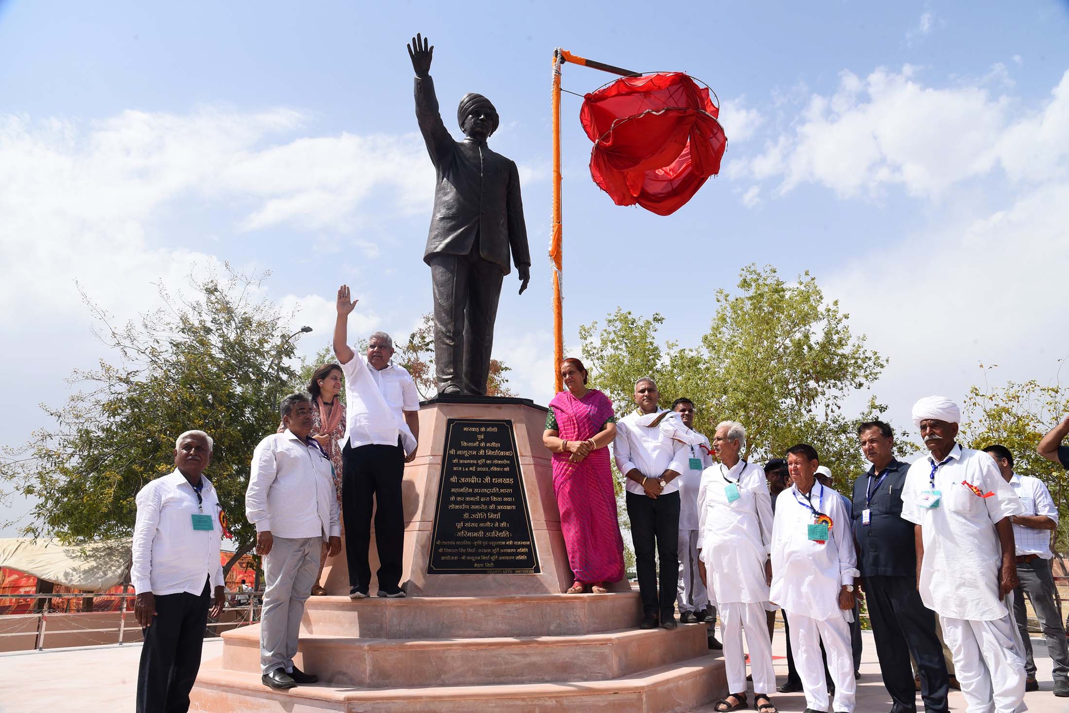 The Vice President, Shri Jagdeep Dhankhar unveiling  the statue of late Shri Nathuram Mirdha at Merta City, Nagaur in Rajasthan on May 14, 2023.