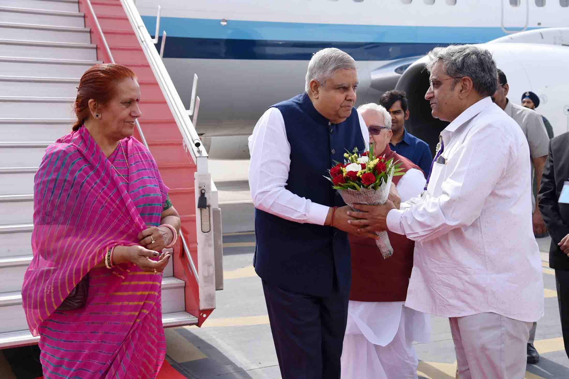 The Vice President, Shri Jagdeep Dhankhar, and  Dr. Sudesh Dhankhar being welcomed by Shri Kalraj Mishra, the Governor of Rajasthan and Shri Lalchand Kataria, Minister of Agriculture in Rajasthan on May 14, 2023.