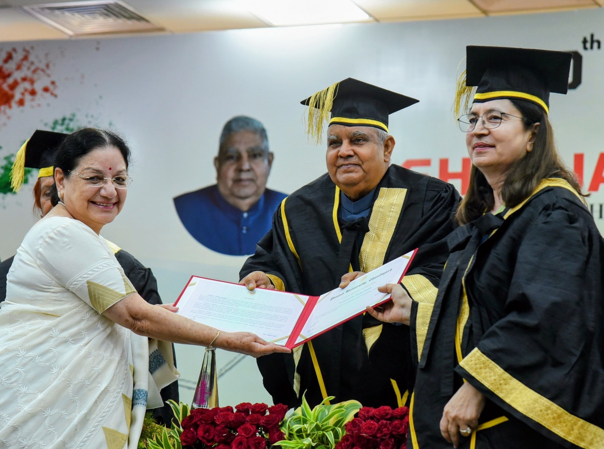 The Vice President, Shri Jagdeep Dhankhar presenting the Panjab University Vigyan Ratna Award to Dr. Veena Tandon in Chandigarh on May 20, 2023.