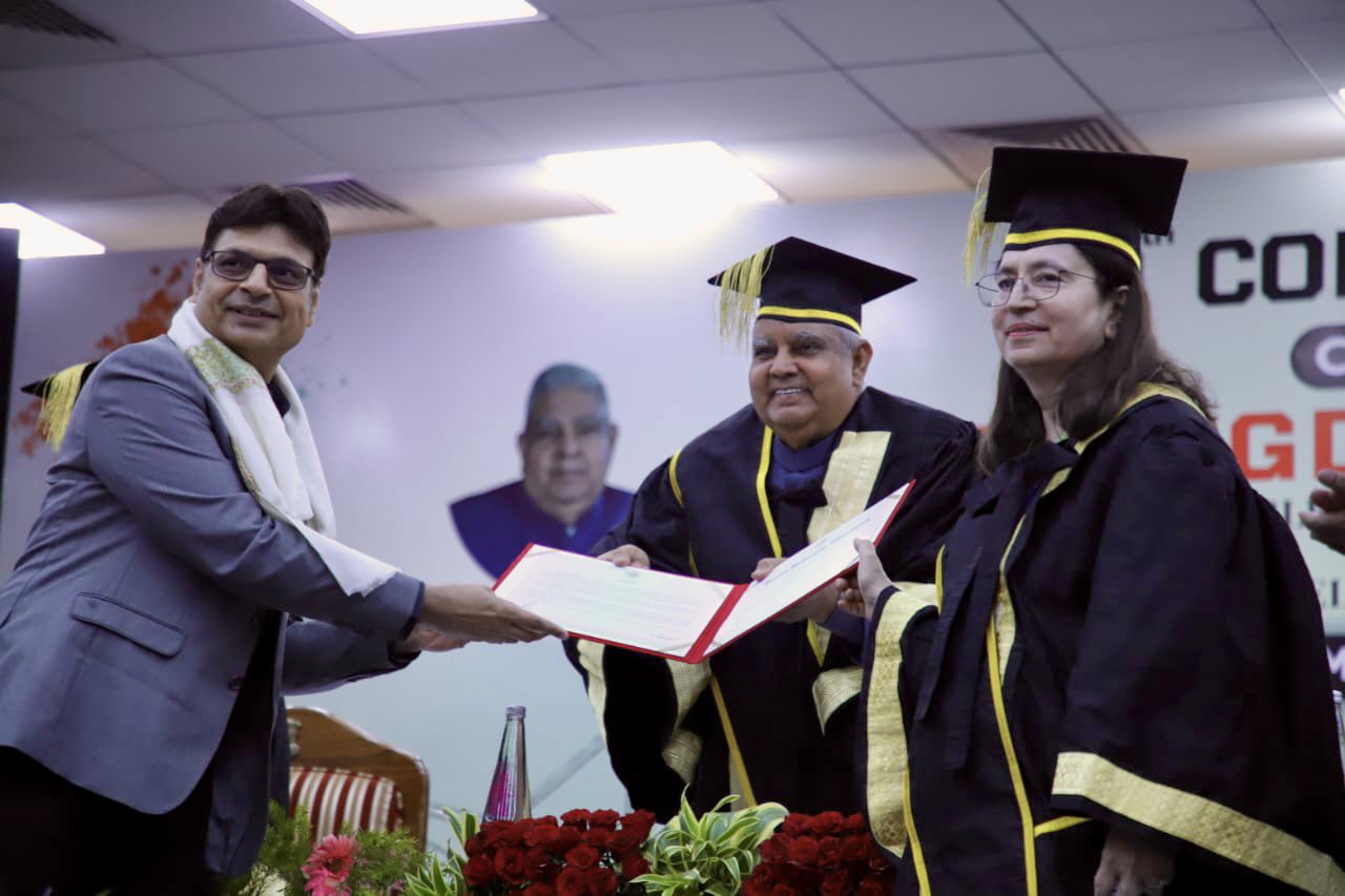 The Vice President, Shri Jagdeep Dhankhar presenting the Panjab University Sahitya Ratna Award to Dr. Irshad Kamil in Chandigarh on May 20, 2023. 