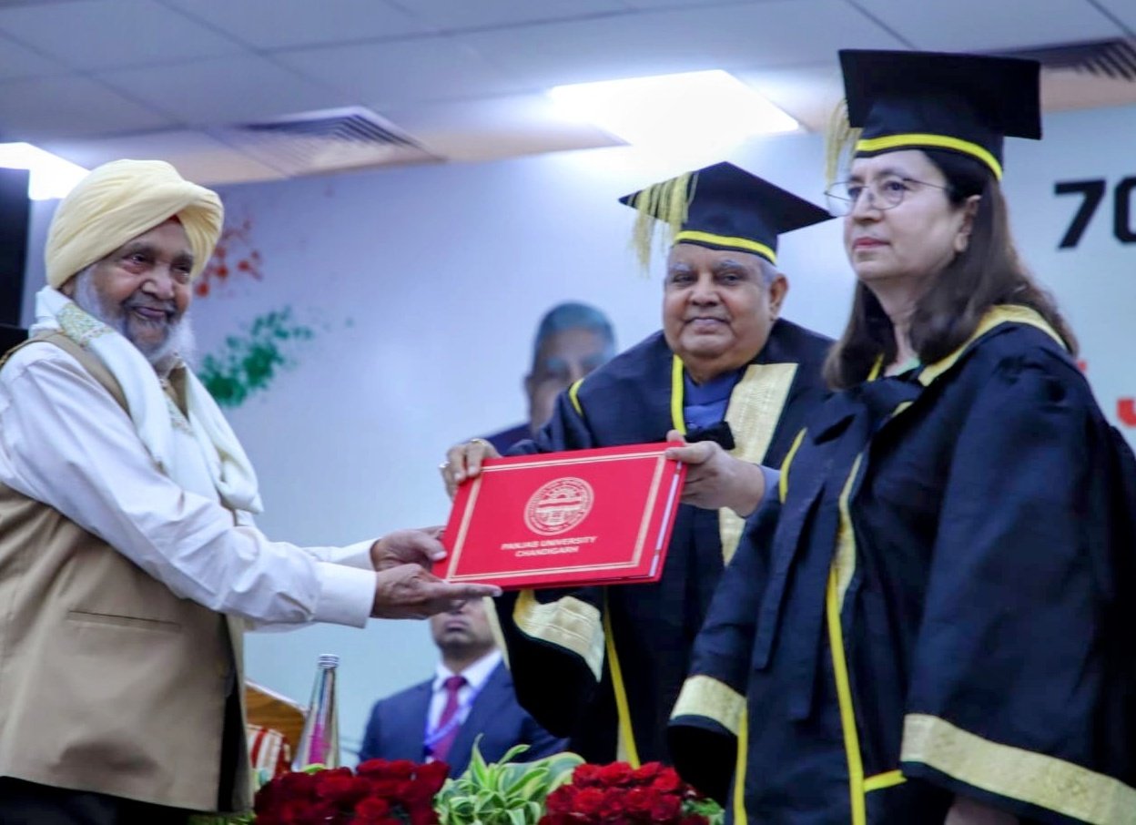 The Vice President, Shri Jagdeep Dhankhar presenting the Panjab University Gyan Ratna Award to Dr. Rattan Singh Jaggi in Chandigarh on May 20, 2023.