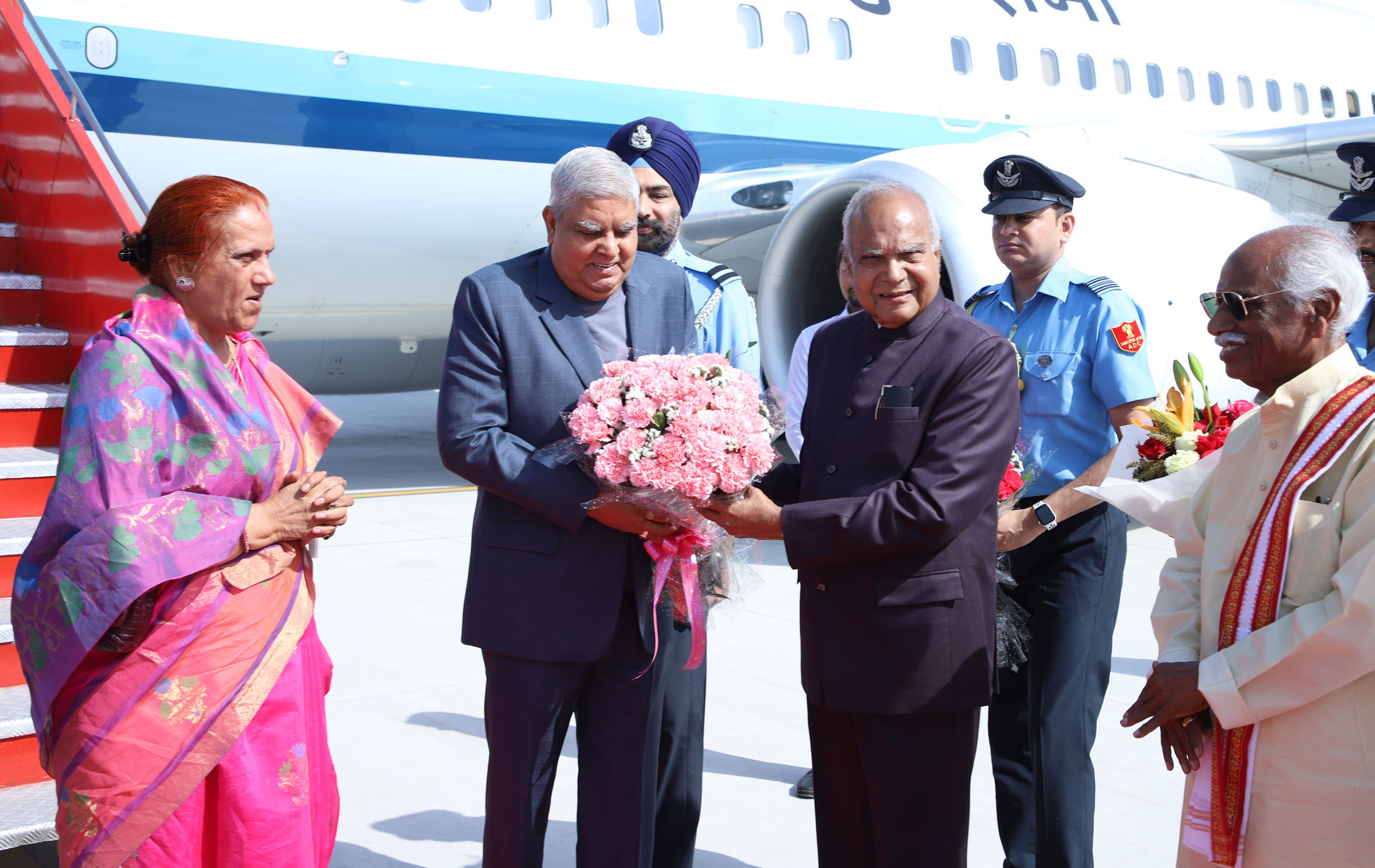 The Vice President, Shri Jagdeep Dhankhar, and Dr Sudesh Dhankhar being welcomed by Shri Banwarilal Purohit, Governor of Punjab and Shri Bandaru Dattatreya, Governor of Haryana in Chandigarh on May 20, 2023.
