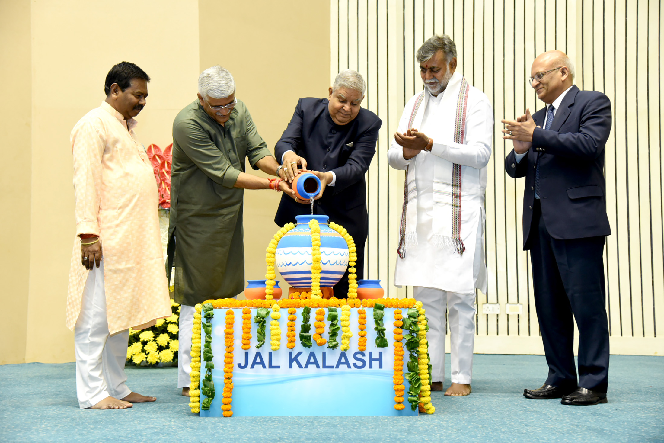 17 जून 2023 को विज्ञान भवन, नई दिल्ली में प्रतीकात्मक जल कलश कार्यक्रम सहित चौथे राष्ट्रीय जल पुरस्कार समारोह का उद्धाटन करते हुए उपराष्ट्रपति श्री जगदीप धनखड़ ।