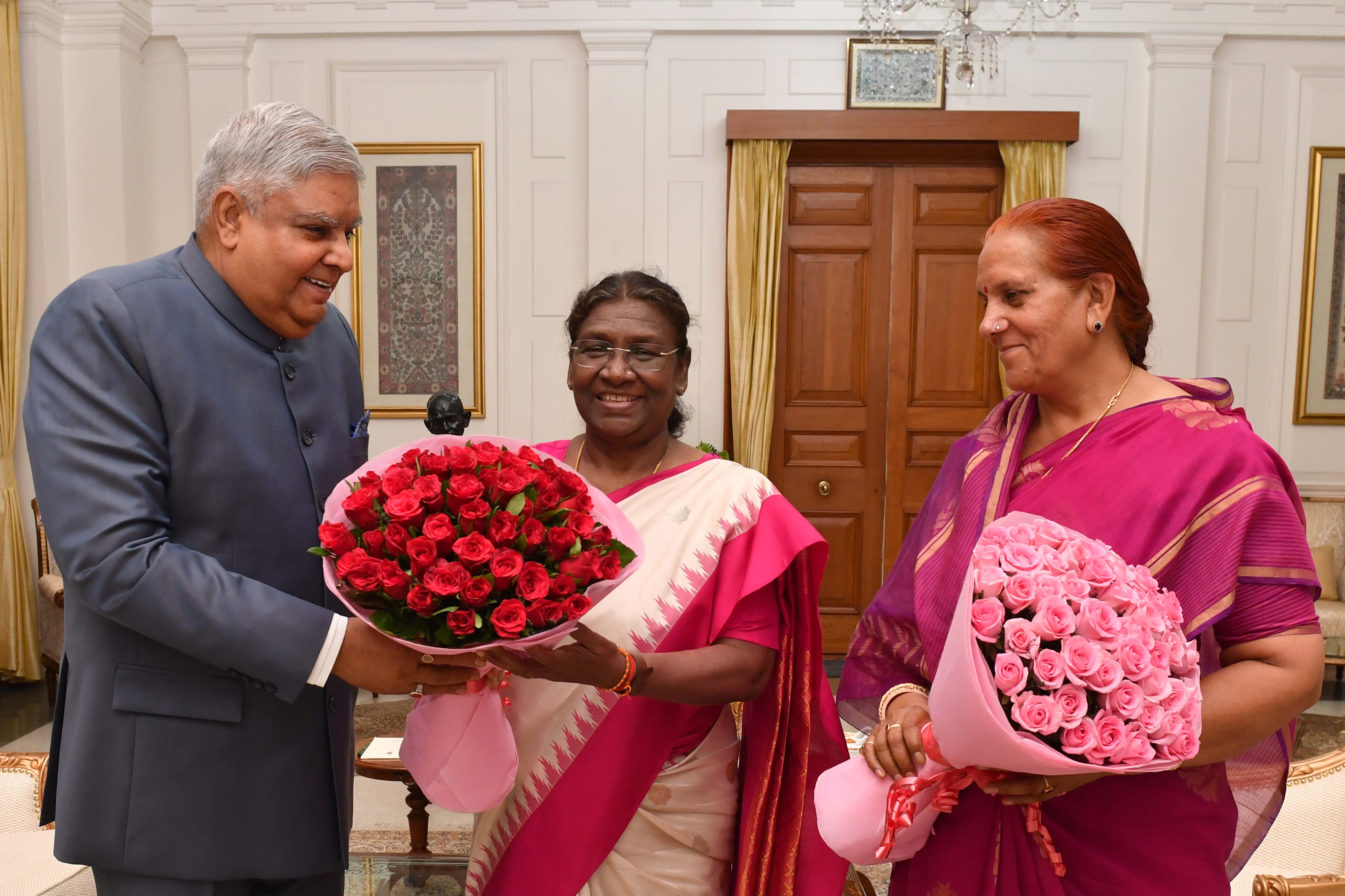 20 जून 2023 को उपराष्ट्रपति श्री जगदीप धनखड़ और उनकी धर्मपत्नी डॉ सुदेश धनखड़ ने राष्ट्रपति भवन पहुंचकर माननीय राष्ट्रपति श्रीमती द्रौपदी मुर्मू को उनके जन्मदिन पर शुभकामनाएं दी ।   