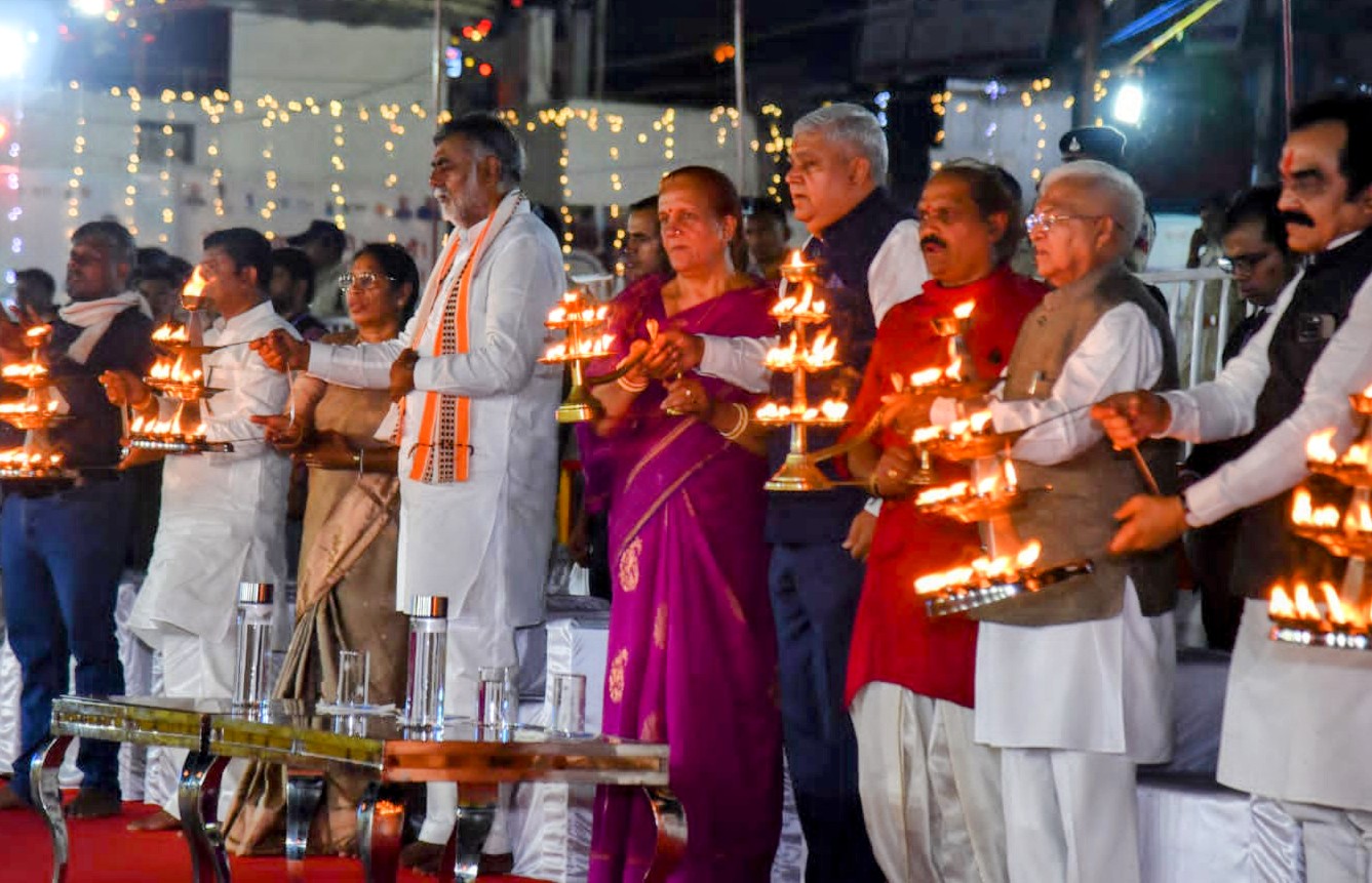 20 जून 2023 को जबलपुर, मध्य प्रदेश में नर्मदा जी की 'महा-आरती' में भाग लेते हुए उपराष्ट्रपति श्री जगदीप धनखड़ एवं उनकी धर्मपत्नी डॉ. सुदेश धनखड़ । 