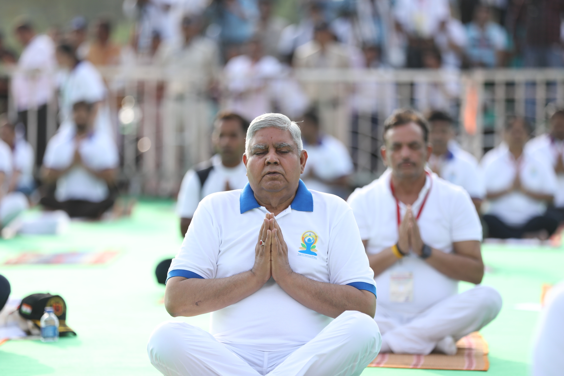 21 जून 2023 को जबलपुर, मध्य प्रदेश में 9वें अंतर्राष्ट्रीय योग दिवस 2023 के अवसर पर योगासन  करते हुए उपराष्ट्रपति श्री जगदीप धनखड़ ।