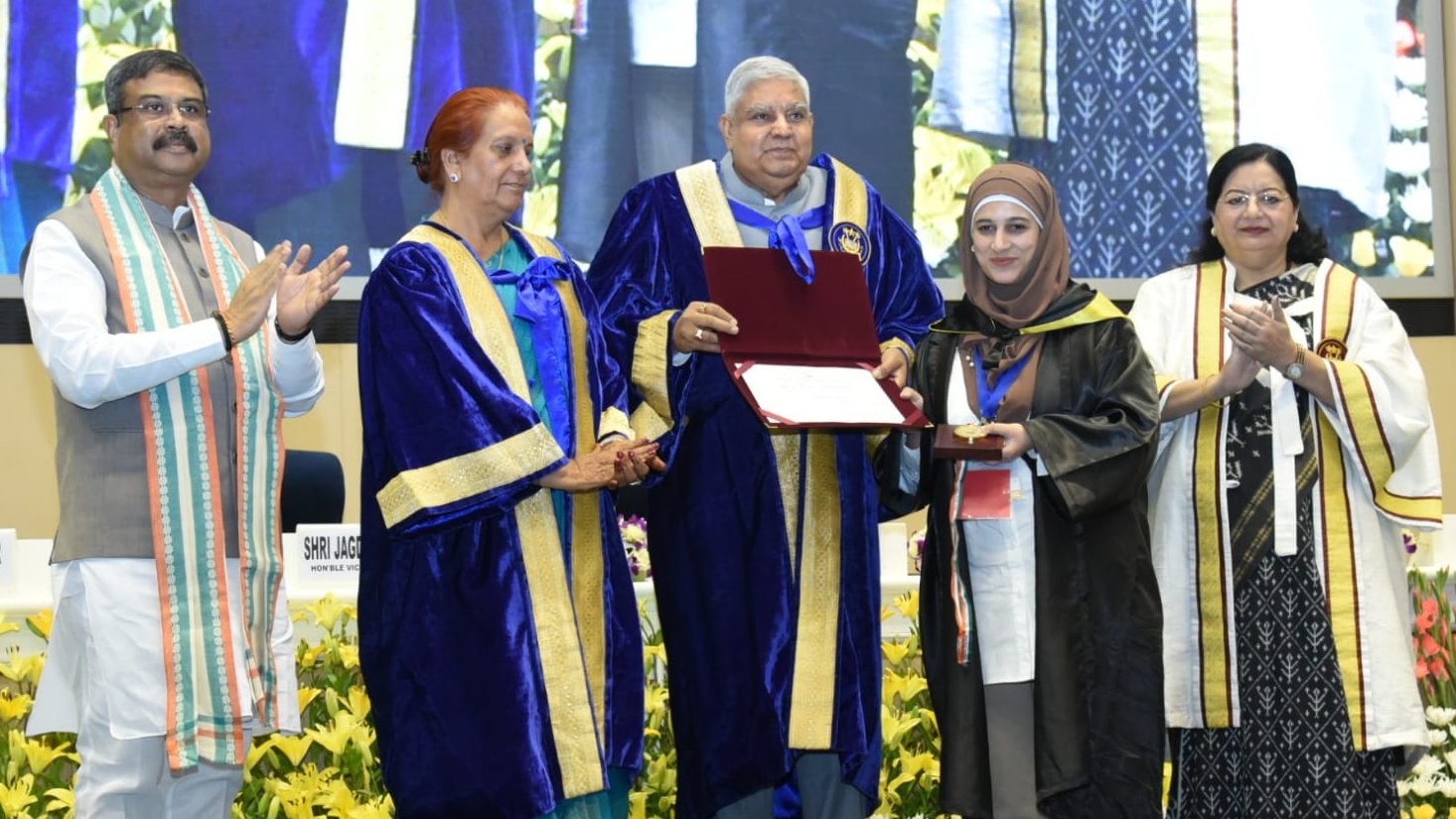 23 जुलाई 2023 को विज्ञान भवन, नई दिल्ली में जामिया मिलिया इस्लामिया विश्वविद्यालय के शताब्दी वर्ष दीक्षांत समारोह के दौरान मेधावी विद्यार्थियों को स्वर्ण पदक से सम्मानित करते हुए उपराष्ट्रपति श्री जगदीप धनखड़ । 