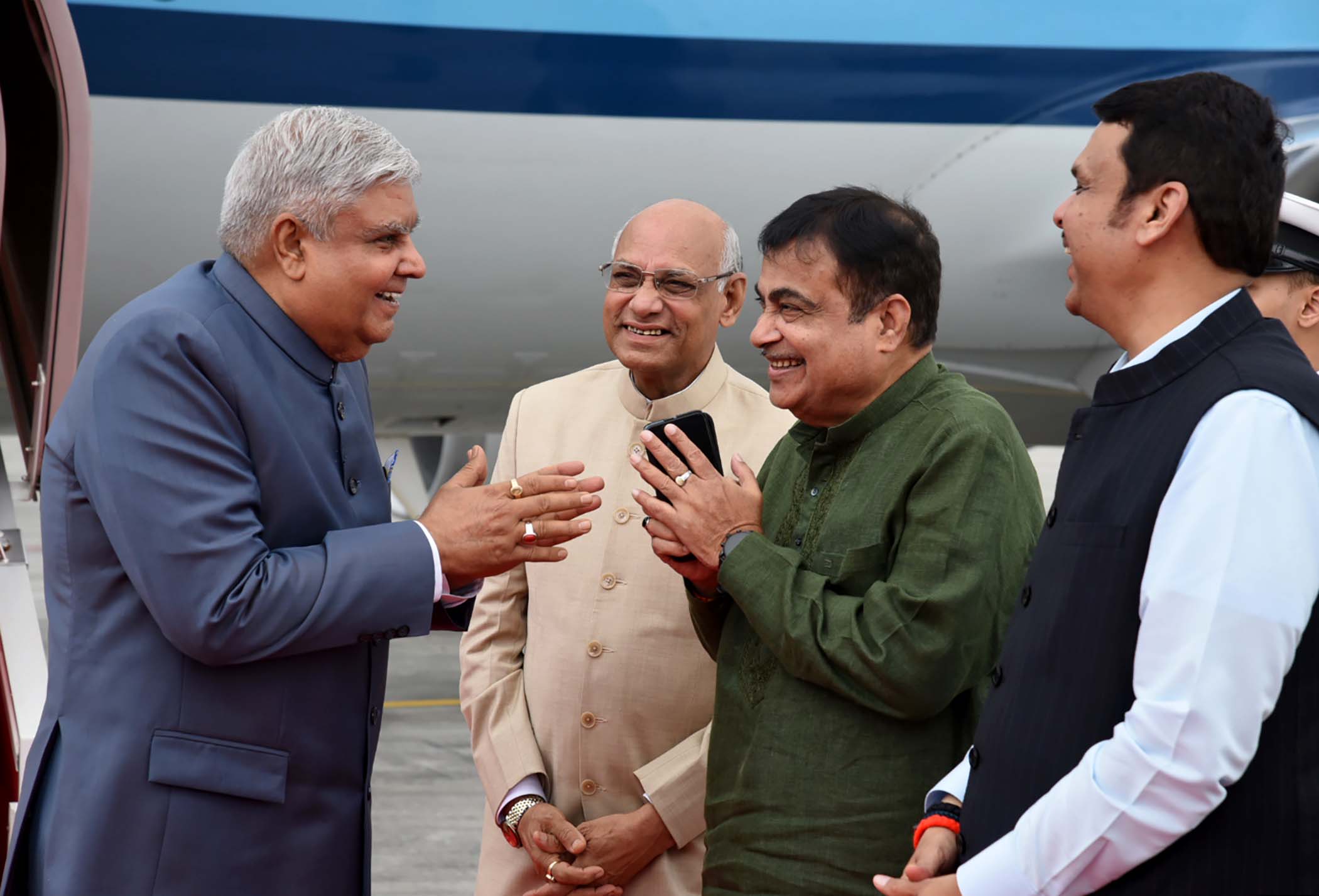 The Vice President, Shri Jagdeep Dhankhar and Dr Sudesh Dhankhar being welcomed by the Governor of Maharashtra, Shri Ramesh Bais, Union Minister of Road Transport & Highways, Shri Nitin Gadkari, Deputy Chief Minister of Maharashtra, Shri Devendra Fadnavis, and other dignitaries on their arrival in Nagpur, Maharashtra on August 4, 2023.