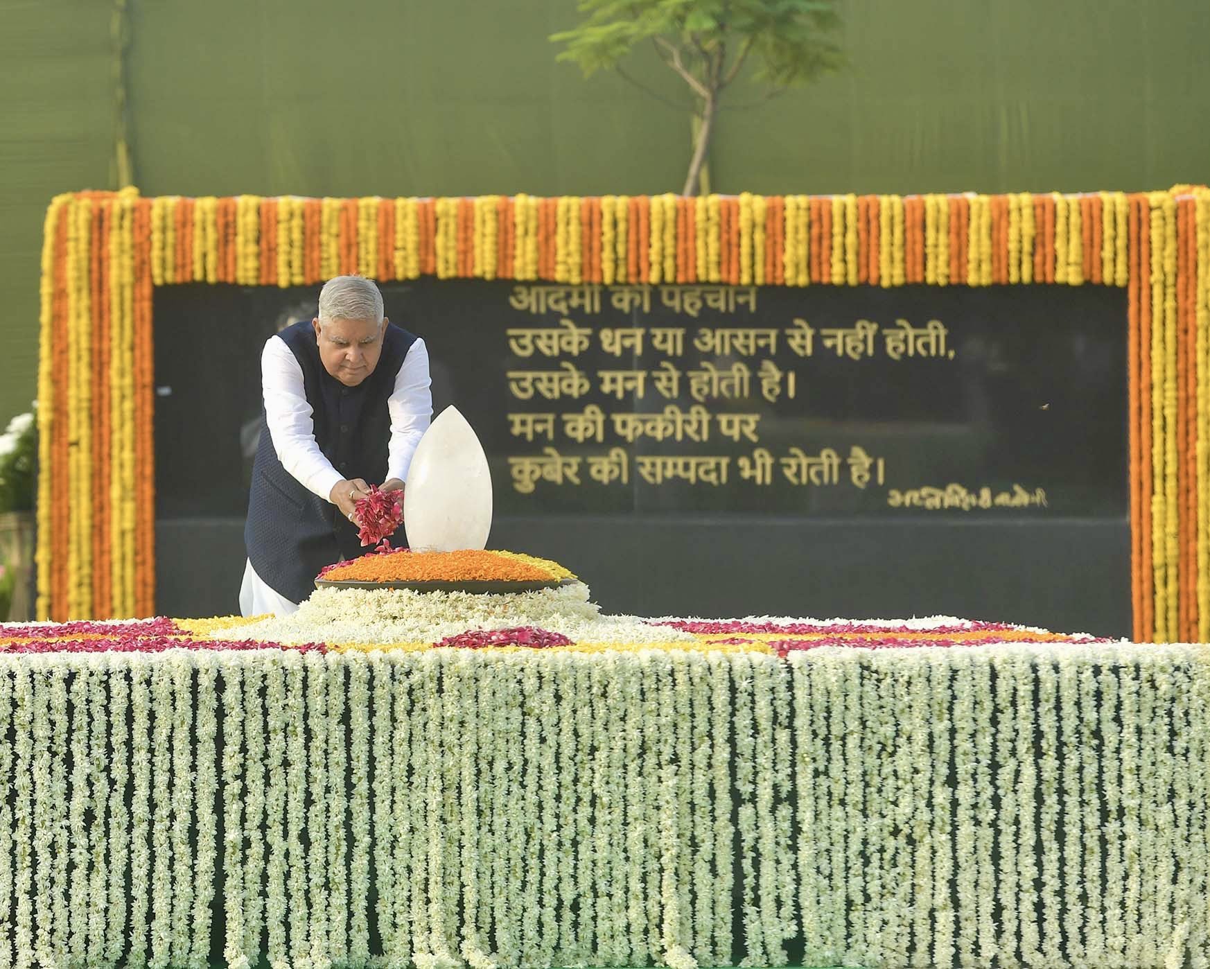 The Vice President, Shri Jagdeep Dhankhar paying floral tributes at 'Sadaiv Atal' in New Delhi on August 16, 2023.