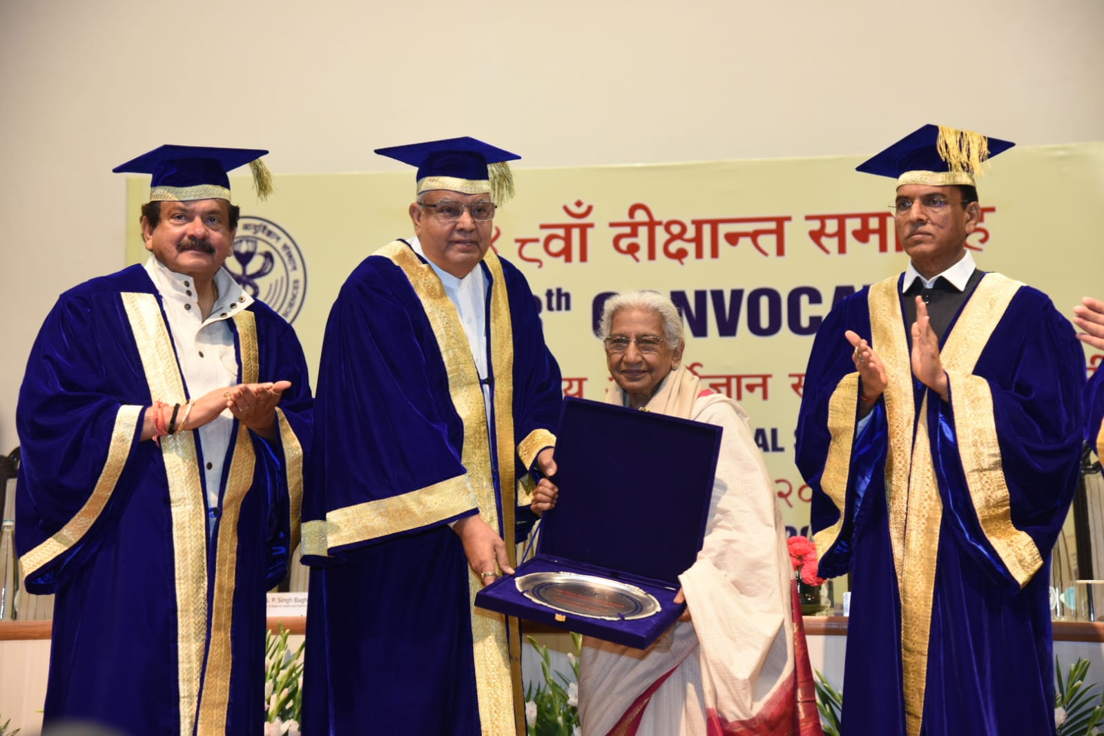  21 अगस्त 2023 को नई दिल्ली में अखिल भारतीय आयुर्विज्ञान संस्थान के 48वें वार्षिक दीक्षांत समारोह में पूर्व संकाय सदस्यों को 'लाइफटाइम अचीवमेंट' पुरस्कार प्रदान करते हुए उपराष्ट्रपति श्री जगदीप धनखड़ । 