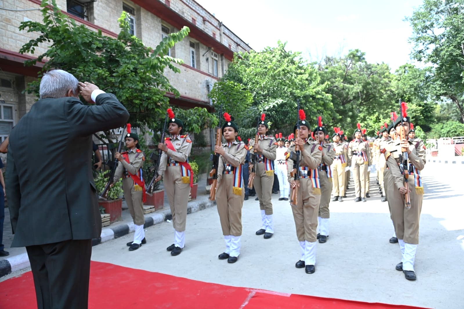 The Vice-President, Shri Jagdeep Dhankhar inspecting the Guard of Honour at the University Maharani's College, Jaipur in Rajasthan on 4 September, 2023.