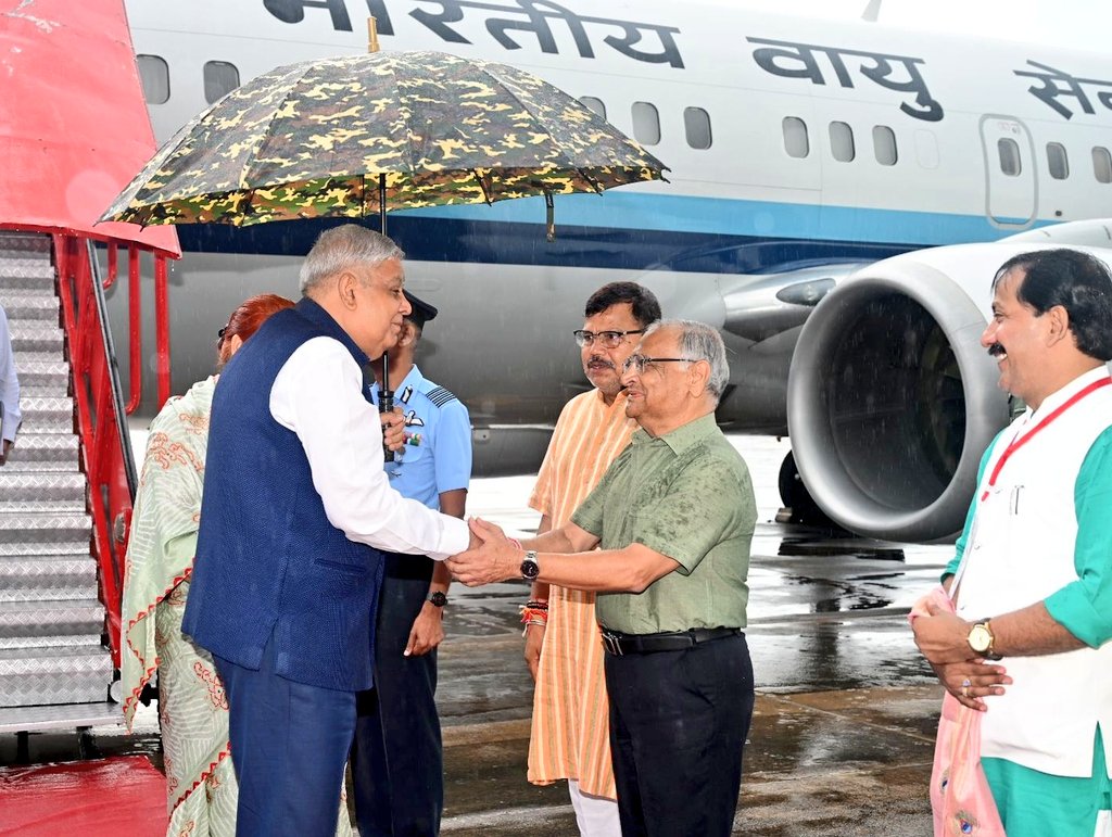  The Vice-President, Shri Jagdeep Dhankhar and Dr Sudesh Dhankhar being welcomed by the  Minister of Energy of Madhya Pradesh, Shri  Pradhuman Singh Tomar and other dignitaries on their arrival in Gwalior, Madhya Pradesh on September 12, 2023.