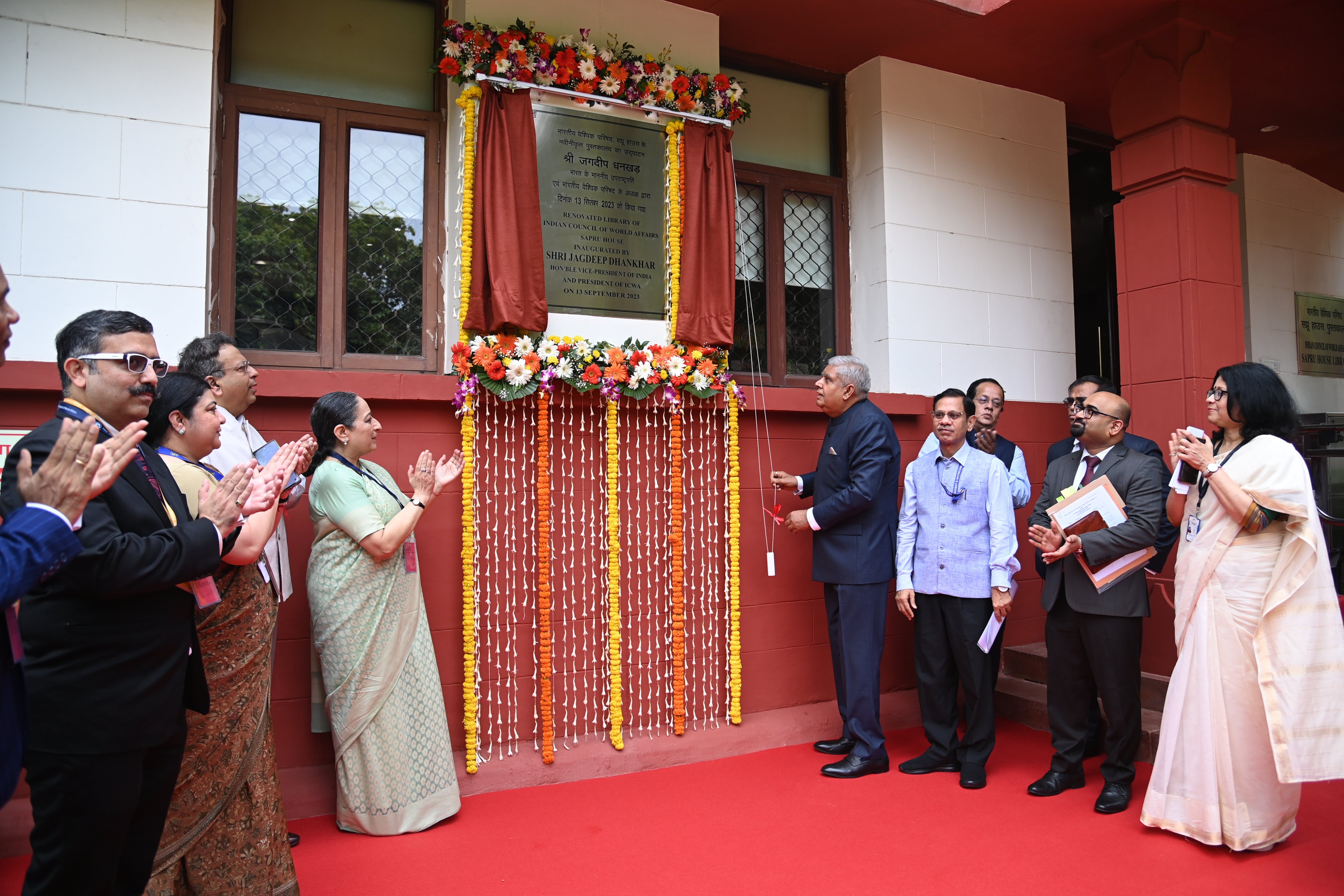 13 सितम्बर 2023 को सप्रू हाउस, नई दिल्ली में भारतीय वैश्विक परिषद के पुनर्निर्मित पुस्तकालय का उद्घाटन करते हुए उपराष्ट्रपति एवं आईसीडब्ल्यूए के अध्यक्ष श्री जगदीप धनखड़ ।