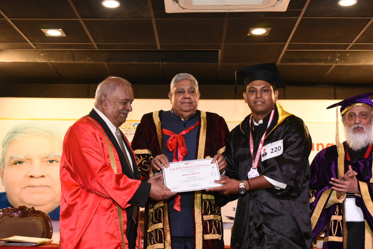 The Vice-President, Shri Jagdeep Dhankhar awarding the toppers of various specializations during the 25th Annual Convocation of New Delhi Institute of Management in New Delhi on August 25, 2023.