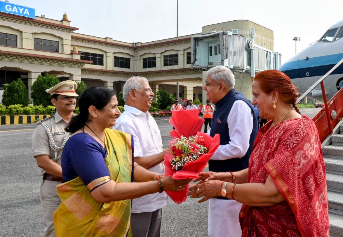  The Vice-President, Shri Jagdeep Dhankhar and Dr. Sudesh Dhankhar being welcomed by the Governor of Bihar, Shri Rajendra Arlekar and Agriculture Minister, Government of Bihar, Shri Kumar Sarvjeet on their arrival at Gaya in Bihar on September 29, 2023.