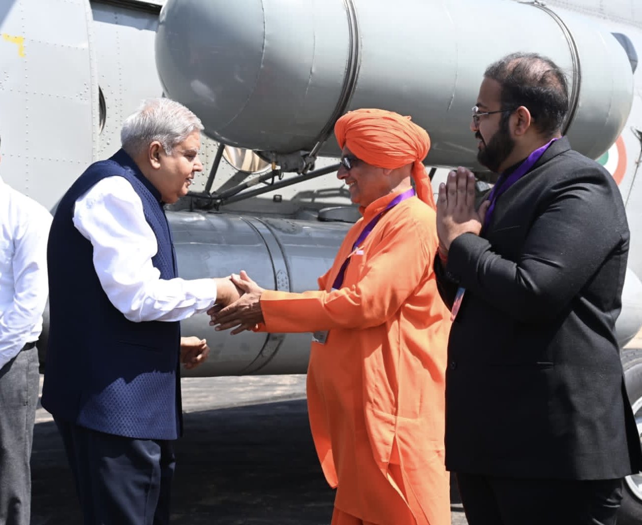 The Vice-President, Shri Jagdeep Dhankhar and Dr Sudesh Dhankhar being welcomed by Sikar MP, Shri Sumedhanand Saraswati and other dignitaries on their arrival in Sangaliya, Rajasthan on October 6, 2023.