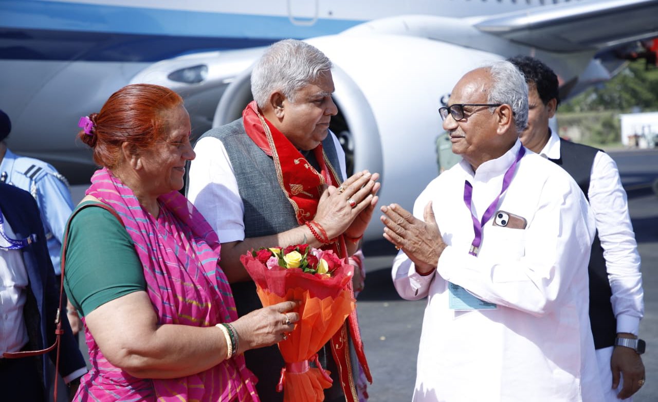 The Vice-President, Shri Jagdeep Dhankhar and Dr Sudesh Dhankhar being welcomed by Union Minister for Jal Shakti, Shri Gajendra Singh Shekhawat, Union Minister of State for Agriculture, Shri Kailash Choudhary and State Assembly MP, Shri Rajendra Gehlot in Suratgarh, Rajasthan on October 7, 2023.