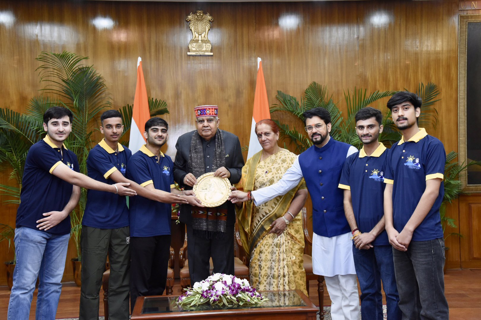 Students from Hamirpur Parliamentary constituency selected under the 'Sansad Bharat Darshan' initiative led by Union Minister, Shri Anurag Singh Thakur called on the the Vice-President, Shri Jagdeep Dhankhar at Upa-Rashtrapati Nivas in New Delhi on October 26, 2023.