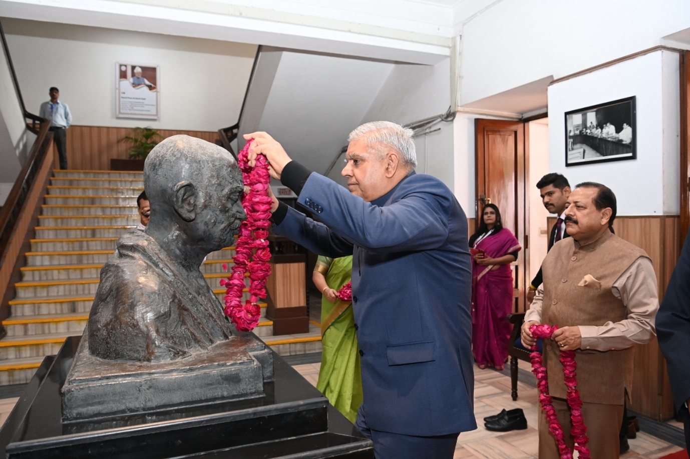 The Vice-President, Shri Jagdeep Dhankhar, paying tribute to Sardar Vallabhbhai Patel at the Indian Institute of Public Administration in New Delhi on October 31, 2023.