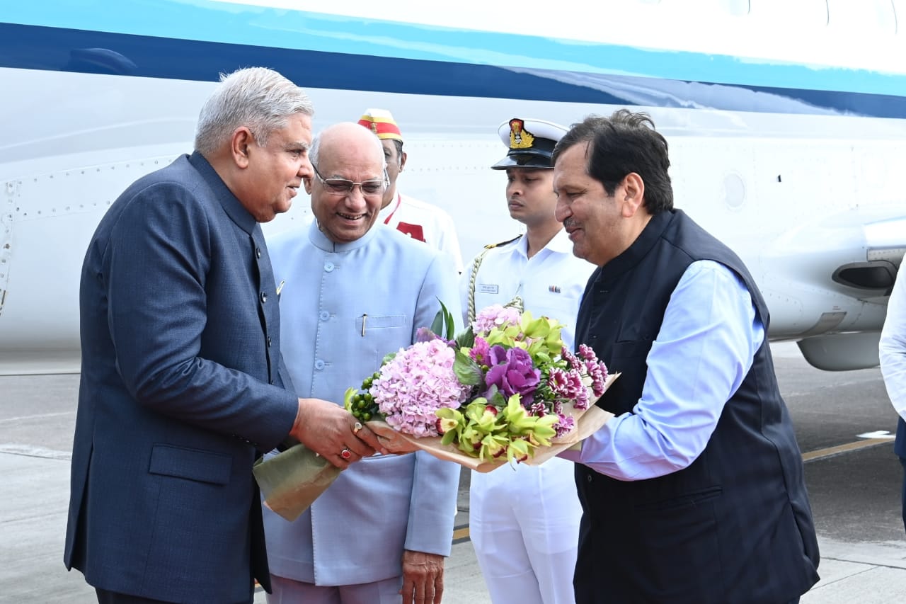 The Vice-President, Shri Jagdeep Dhankhar being welcomed by Shri Ramesh Bais, the Governor of Maharashtra, Shri Mangal Prabhat Lodha, Minister, Government of Maharashtra and other dignitaries on his arrival in Mumbai on November 27, 2023.