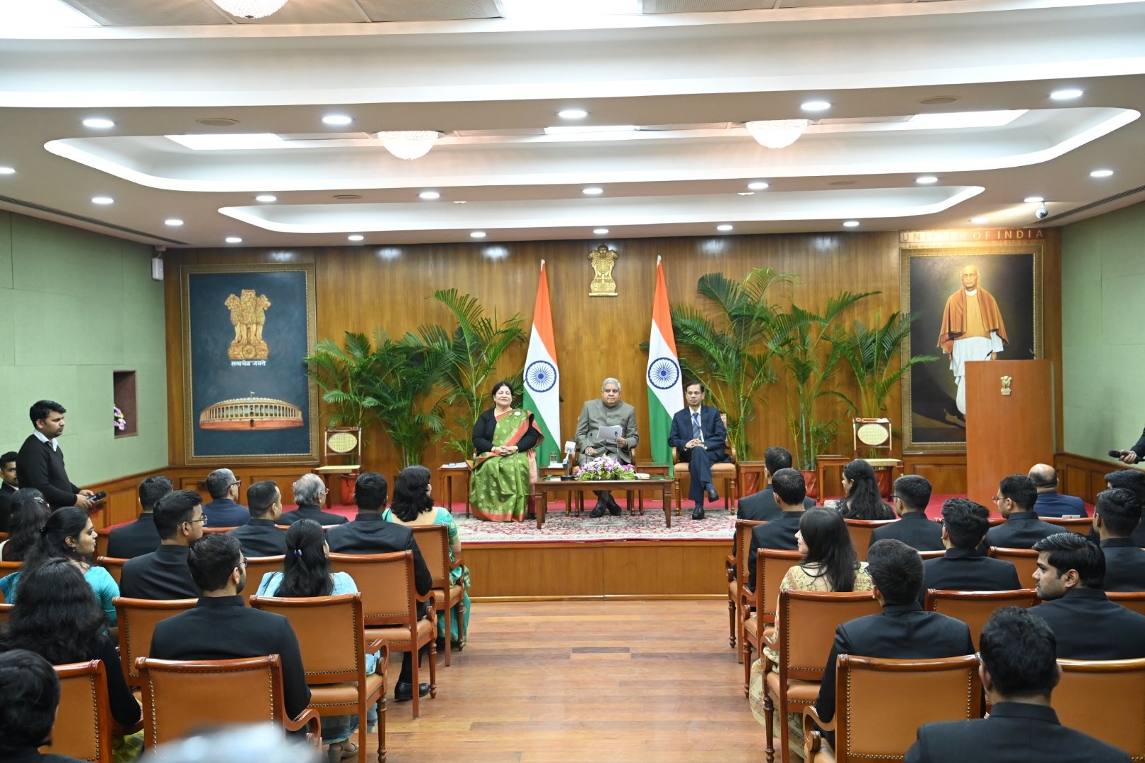 29 नवंबर 2023 को उपराष्ट्रपति निवास, नई दिल्ली में उपराष्ट्रपति श्री जगदीप धनखड़ से मुलाकात करते हुए हरियाणा लोक प्रशासन संस्थान के 98वें स्पेशल फाउंडेशन कोर्स के प्रशिक्षु अधिकारी ।   