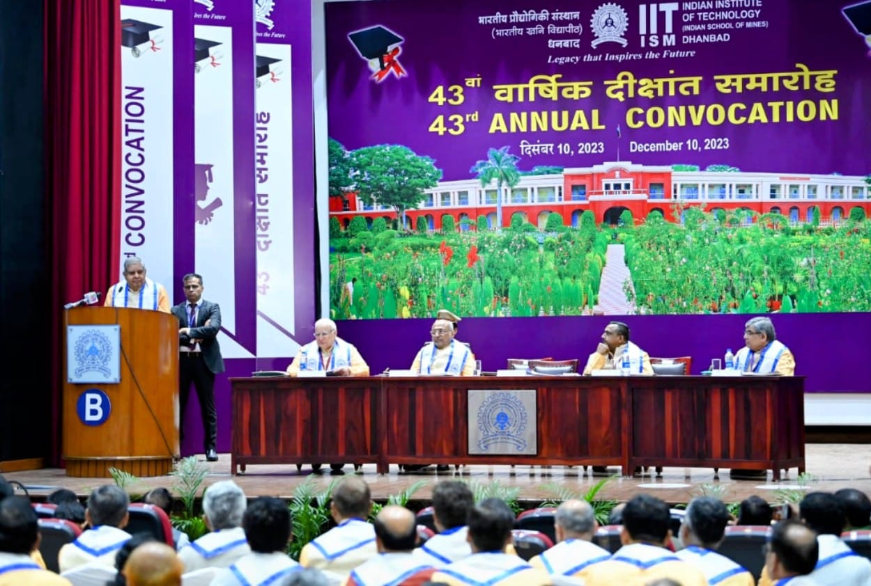 10 दिसंबर 2023 को राष्ट्रीय प्रौद्योगिकी संस्थान (इंडियन स्कूल ऑफ माईन्स) धनबाद, झारखंड के 43वें दीक्षांत समारोह के दौरान सभा को संबोधित करते हुए उपराष्ट्रपति श्री जगदीप धनखड़। 