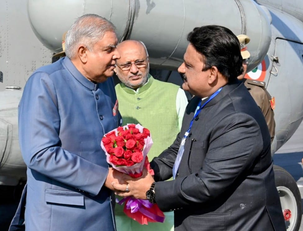 The Vice-President, Shri Jagdeep Dhankhar being welcomed by Governor of Jharkhand, Shri C.P. Radhakrishnan, Chief Minister of Jharkhand, Shri Hemant Soren, Shri Mithilesh Kumar Thakur, Minister, Government of Jharkhand and other dignitaries on his arrival in Ranchi in Jharkhand on December 10, 2023.