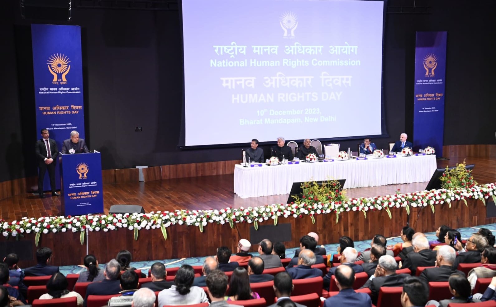 10 दिसंबर 2023 को भारत मंडपम, नई दिल्ली में राष्ट्रीय मानवाधिकार आयोग द्वारा आयोजित मानवाधिकार दिवस समारोह के दौरान सभा को संबोधित करते हुए उपरराष्ट्रपति श्री जगदीप धनखड़। 