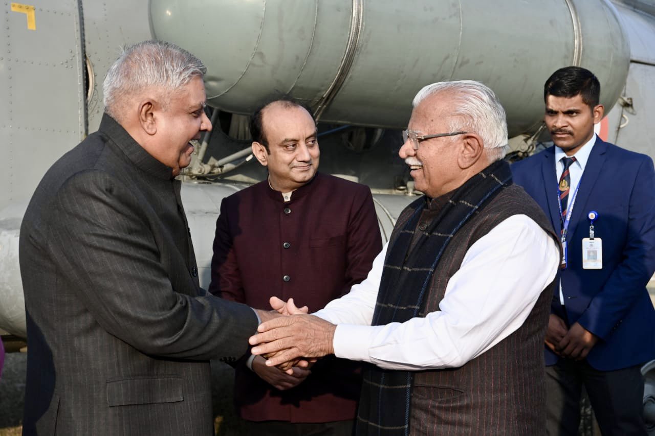 The Vice-President, Shri Jagdeep Dhankhar being welcomed by Chief Minister of Haryana, Shri Manohar Lal Khattar and other dignitaries on his arrival in Kurukshetra, Haryana on December 17, 2023.