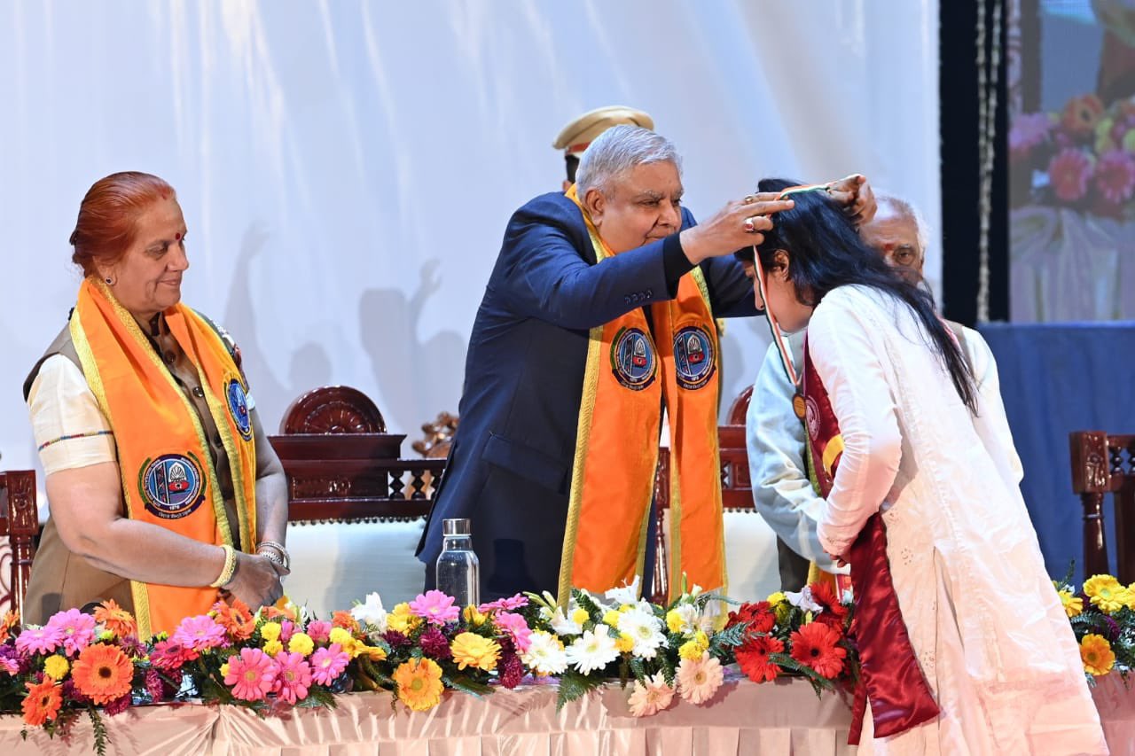 The Vice-President, Shri Jagdeep Dhankhar presenting medals and certificates to the meritorious students at Maharshi Dayanand University in Rohtak, Haryana on December 26, 2023.
