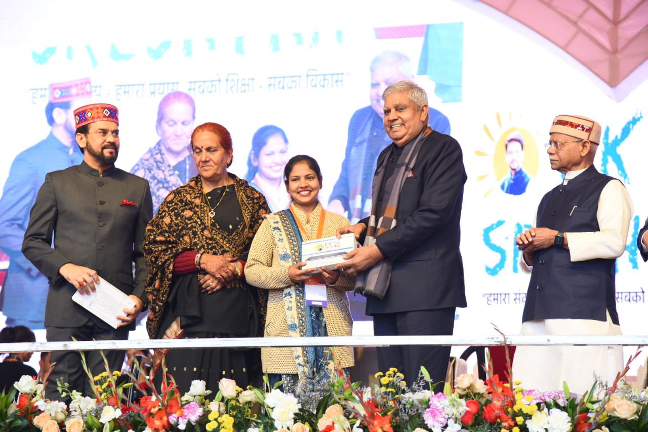 The Vice-President, Shri Jagdeep Dhankhar honoring teachers who have made significant contributions towards spreading education by participation in 'Ek Se Sreshtha' in Hamirpur, Himachal Pradesh on January 6, 2024.