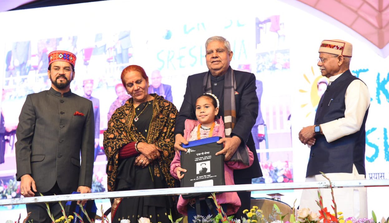 The Vice-President, Shri Jagdeep Dhankhar awarding the students of 'Ek Se Sreshtha', in Hamirpur, Himachal Pradesh on January 6, 2024.