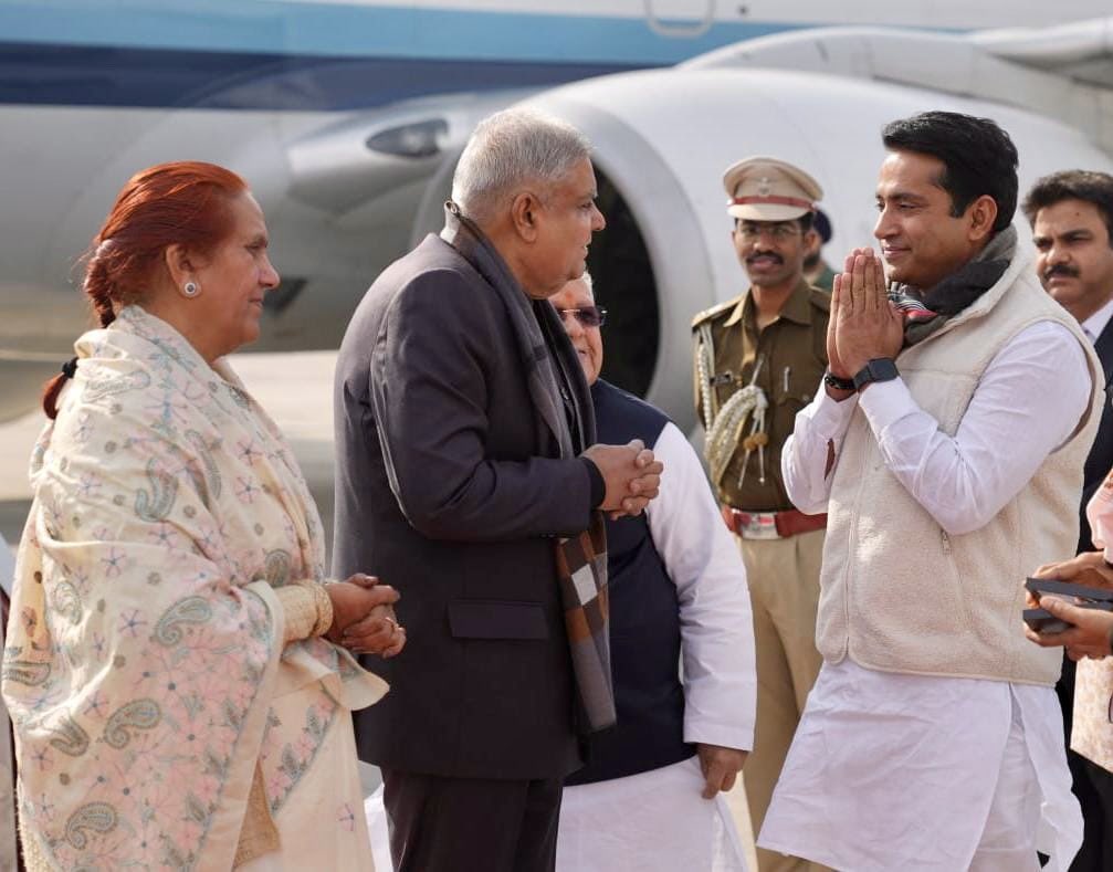 The Vice-President, Shri Jagdeep Dhankhar & Dr. Sudesh Dhankhar being welcomed by the Governor of Rajasthan, Shri Kalraj Mishra, Churu MP, Shri Rahul Kaswan and other dignitaries on their arrival in Jaipur on January 13, 2024.