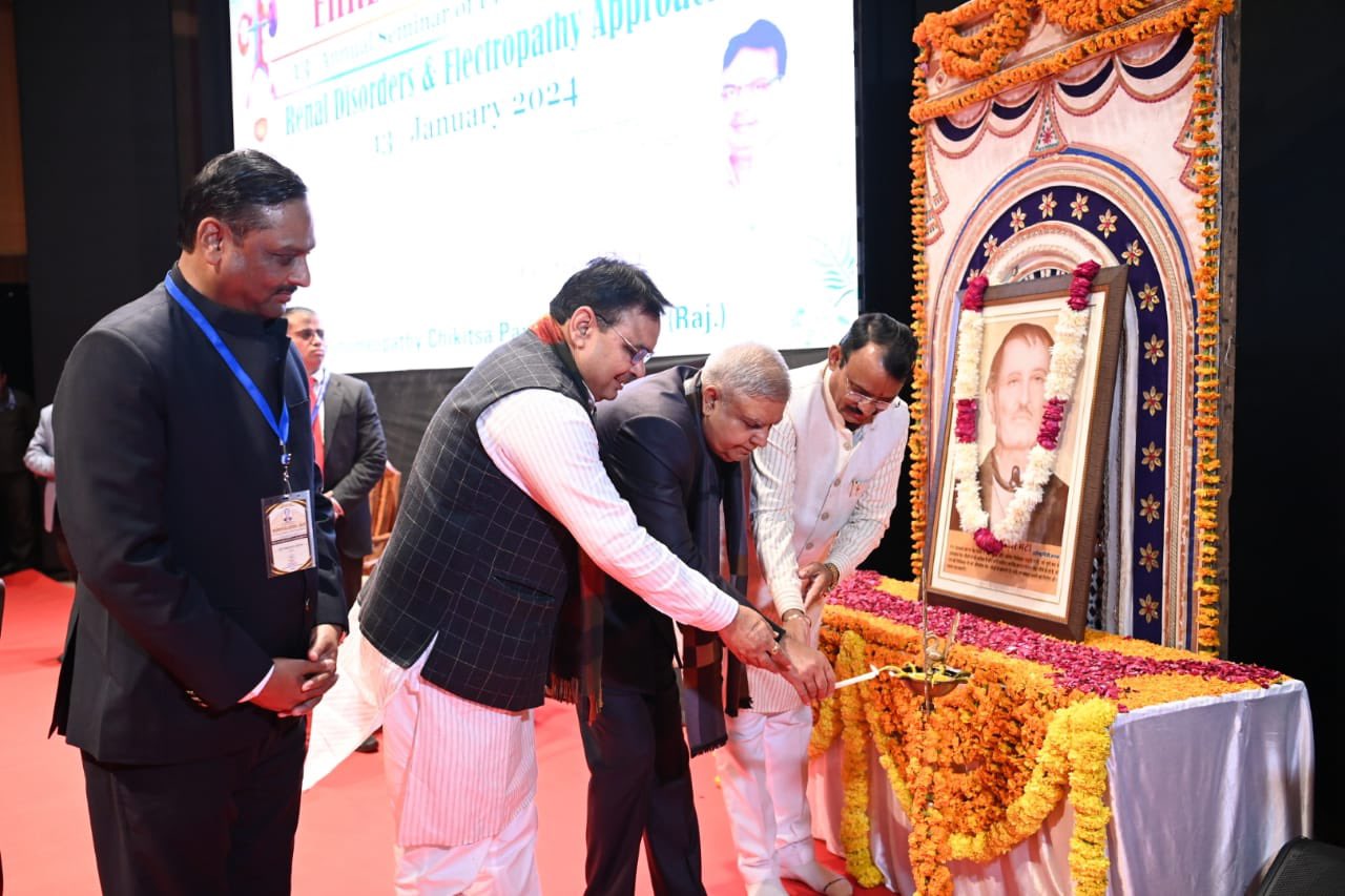 13 जनवरी 2024 को जयपुर, राजस्थान में "रीनल डिसऑर्डर एवं इलैक्ट्रोपैथी अप्रोच" विषय पर आयोजित इलैक्ट्रॉहोम्योपैथी के 13वें वार्षिक सेमिनार का उद्धाटन करते हुए उपराष्ट्रपति श्री जगदीप धनखड़। 