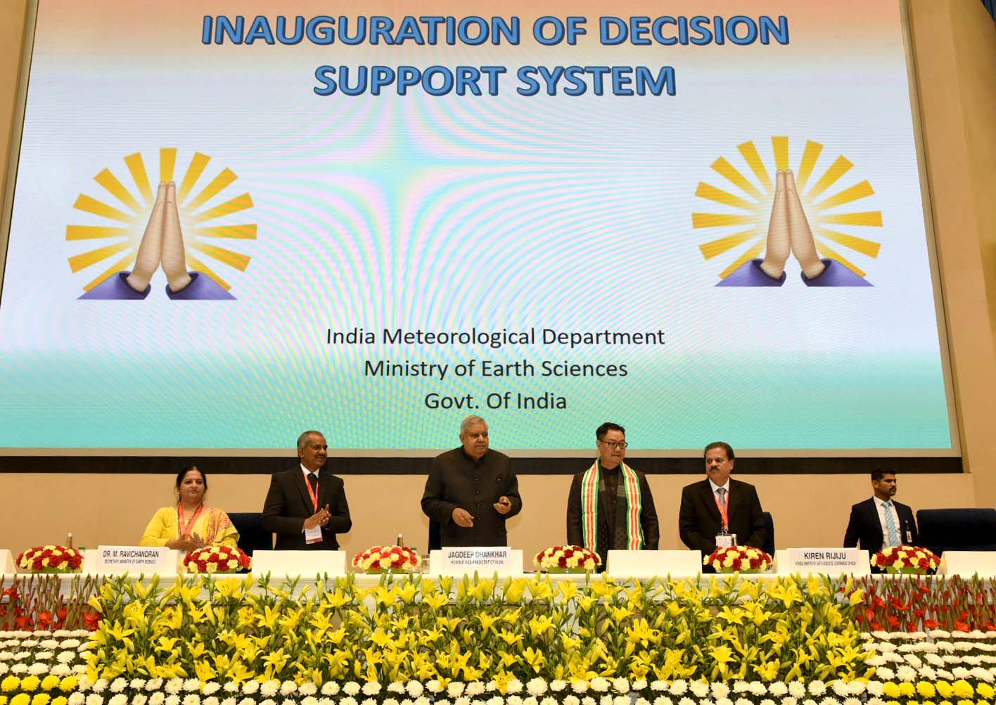 15 जनवरी 2024 को विज्ञान भवन, नई दिल्ली में भारतीय मौसम विज्ञान विभाग के डिसीजन सपॉर्ट सिस्टम, नेशनल फ्रेमवर्क ऑफ क्लाईमेट सर्विसिज एवं मोबाइल एप का विमोचन करते हुए उपराष्ट्रपति श्री जगदीप धनखड़।