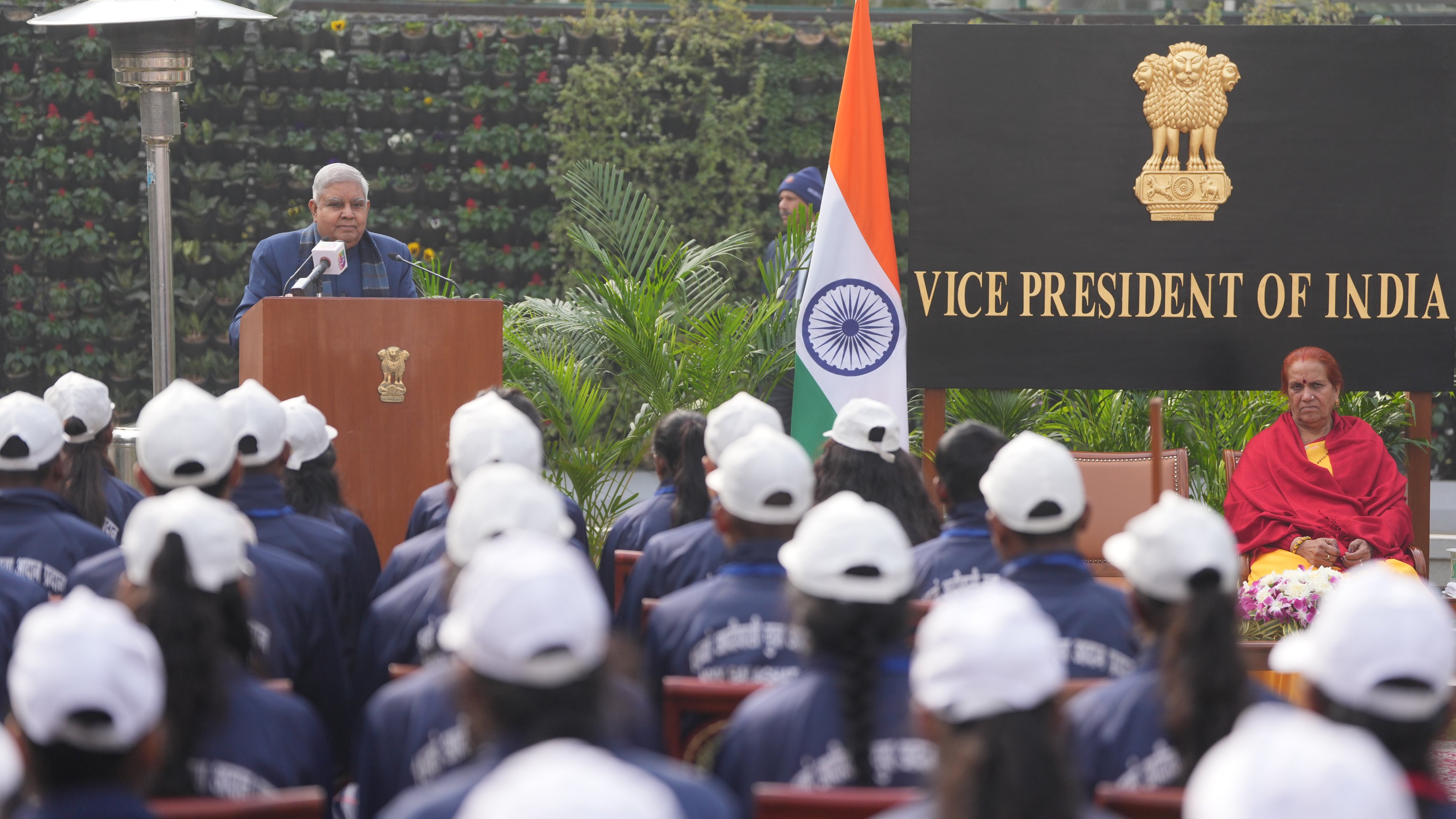 18 जनवरी 2024 को उपराष्ट्रपति निवास, नई दिल्ली में ट्राइबल यूथ एक्सचेंज प्रोगाम (टीवाईईपी) में भाग ले रहे छात्रों के प्रतिनिधिमंडल के साथ वार्तालाप करते हुए उपराष्ट्रपति श्री जगदीप धनखड़।