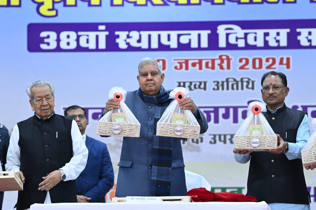 20 जनवरी 2024 को रायपुर में छत्तीसगढ़ में इंदिरा गांधी कृषि विश्वविद्यालय के 38वें स्थापना दिवस कार्यक्रम के दौरान 'संजीवनी चावल' की किस्म का लोकार्पण करते हुए उपराष्ट्रपति श्री जगदीप धनखड़। 
