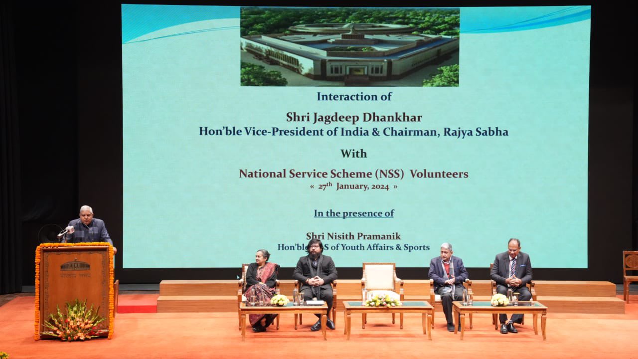 27 जनवरी 2024 को नई दिल्ली में गणतंत्र दिवस परेड में भाग ले रहे राष्ट्रीय सेवा योजना (एनएसएस) के स्वयंसेवकों के साथ वार्तालाप करते हुए उपराष्ट्रपति श्री जगदीप धनखड़। 
