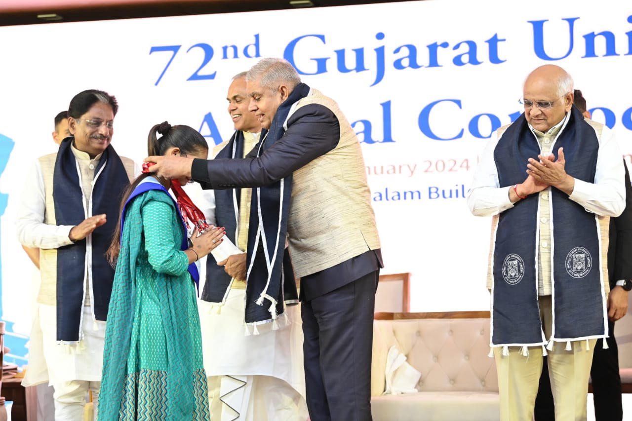 The Vice-President, Shri Jagdeep Dhankhar presenting medals to the meritorious students of Gujarat University in Ahmedabad, Gujarat on January 19, 2024. 