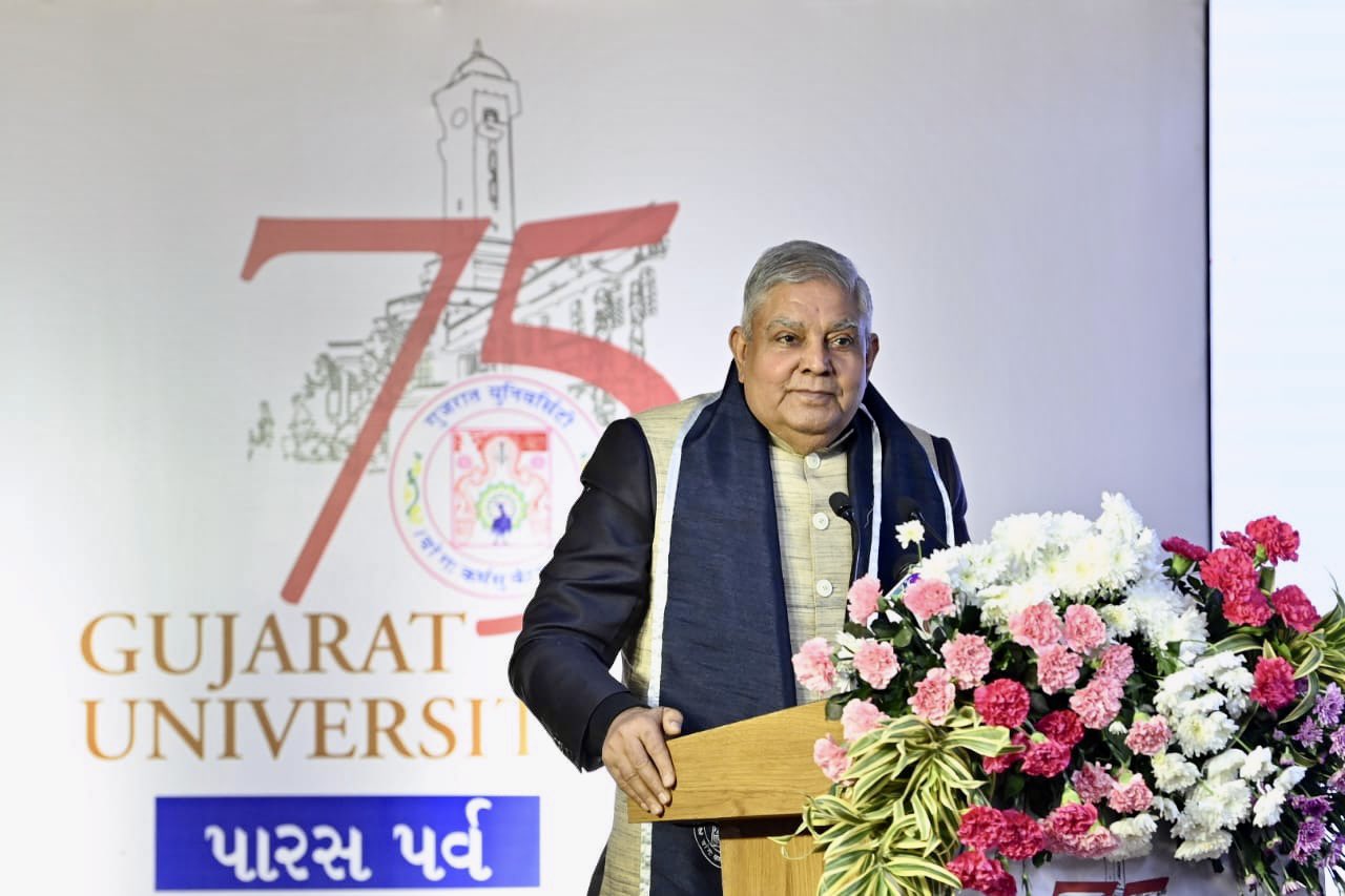 19 जनवरी 2024 को अहमदाबाद, गुजरात में गुजरात विश्वविद्यालय में  72वें वार्षिक दीक्षांत समारोह की अध्यक्षता करते हुए उपराष्ट्रपति श्री जगदीप धनखड़। 