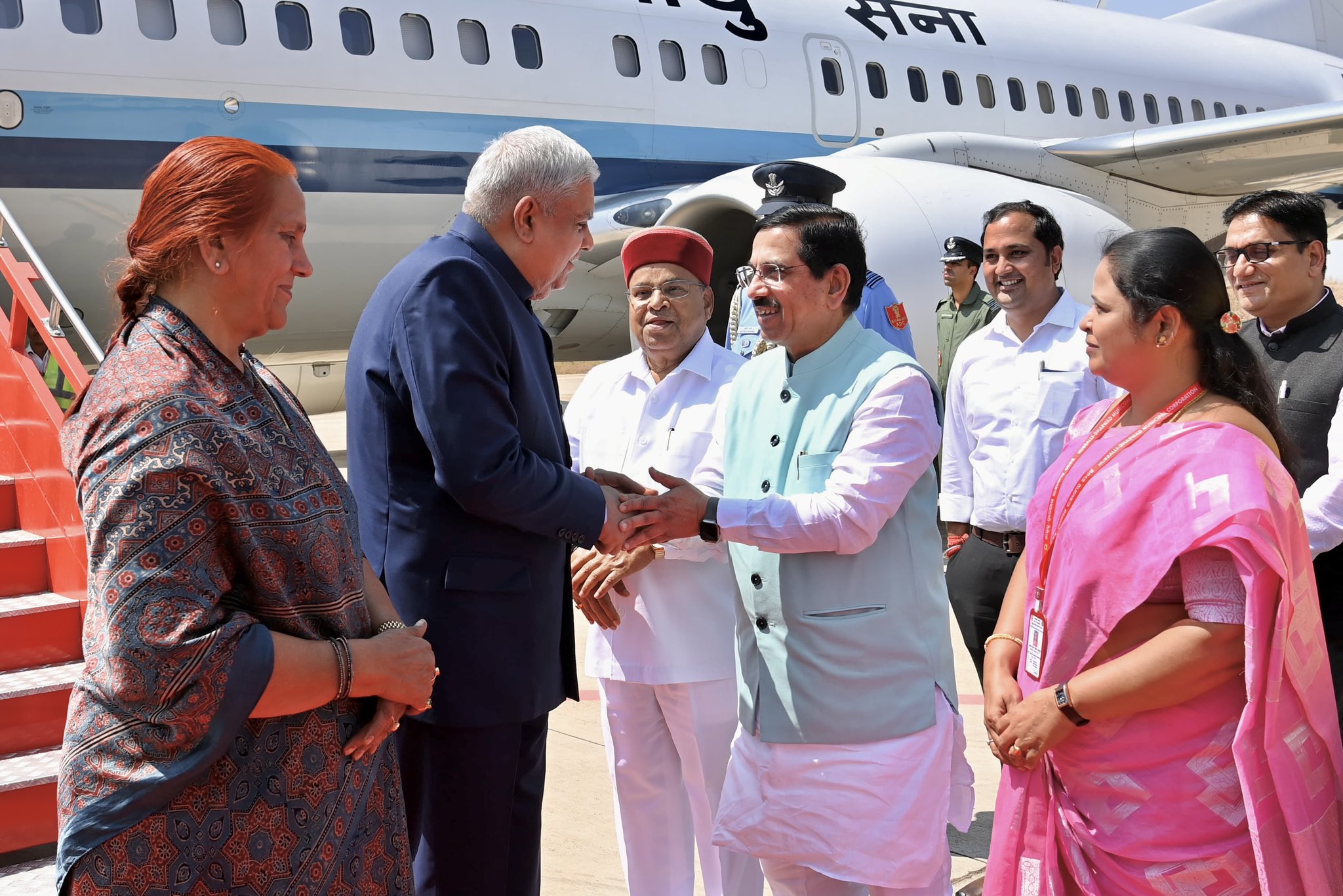 The Vice-President, Shri Jagdeep Dhankhar and Dr. Sudesh Dhankhar being welcomed by Governor of Karnataka, Shri Thaawarchand Gehlot and Union Minister, Shri Pralhad Joshi and other dignitaries on their arrival in Hubli, Karnataka on March 1, 2024. 