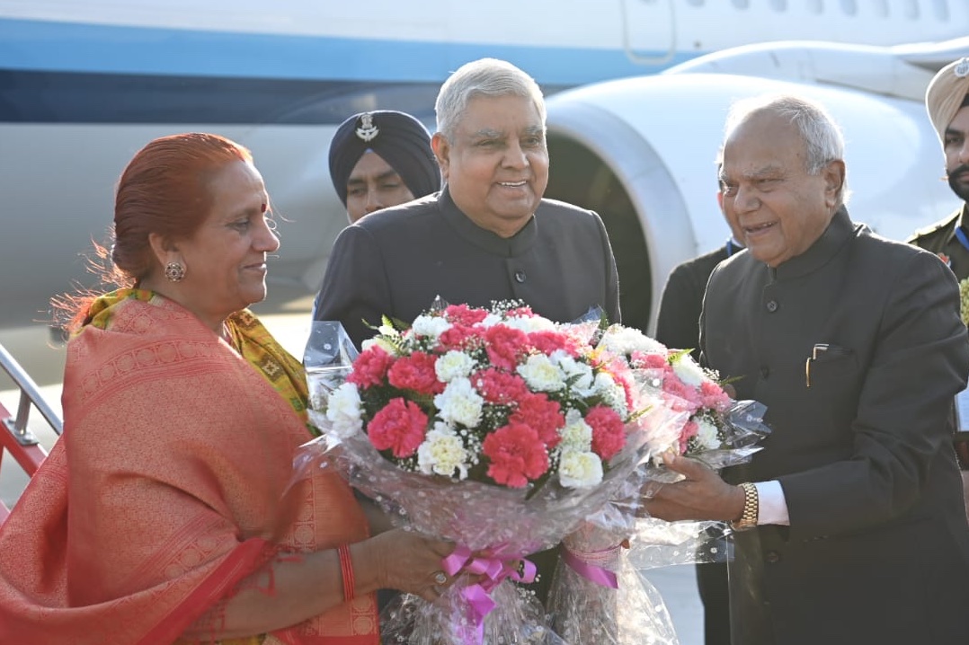 The Vice-President, Shri Jagdeep Dhankhar & Dr. Sudesh Dhankhar being welcomed by the Governor of Punjab, Shri Banwarilal Purohit, Governor of Haryana, Shri Bandaru Dattatreya, Education Minister of Haryana, Shri Kanwar Pal and Education Minister of Punjab, Shri Harjot Singh Bains and other dignitaries on their arrival in Chandigarh on March 7, 2024.