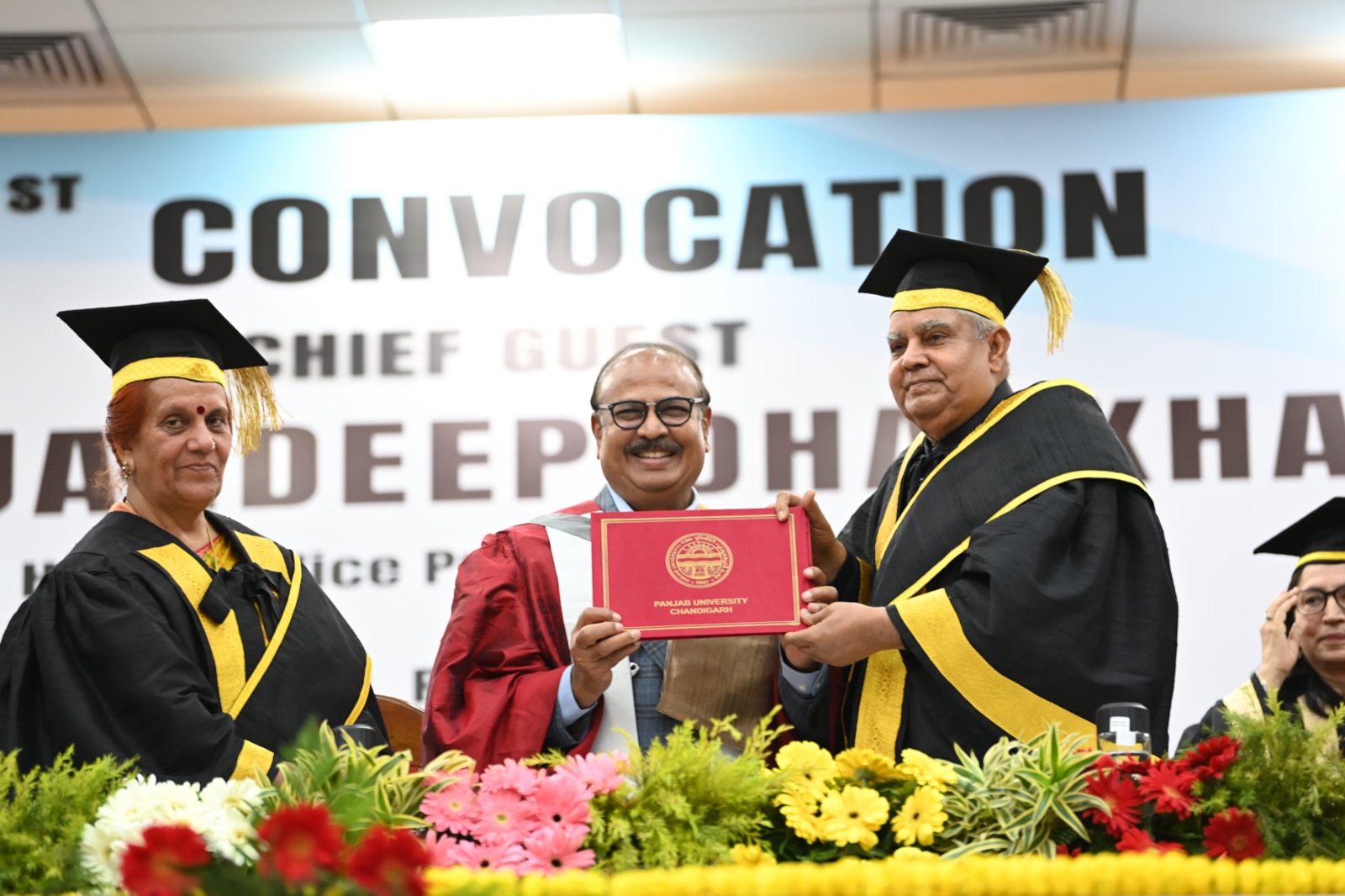 7 मार्च 2024 को पंजाब विश्वविद्यालय, चंडीगढ़ में ऑनॉरिस कॉसा (डॉक्टर ऑफ साइंस), (डॉक्टर ऑफ लॉ) एवं पंजाब विश्वविद्यालय रत्न अवार्ड्स प्रदान करते हुए उपराष्ट्रपति श्री जगदीप धनखड़।